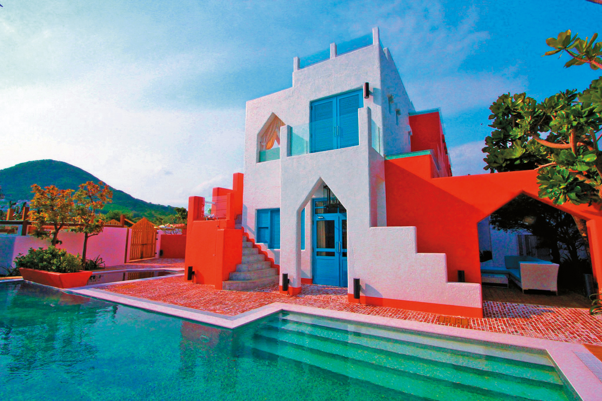 墾丁「船帆石866 Villa」共有2棟Villa，每棟都有專屬泳池，卻違法未登記。（圖：翻攝自船帆石866 Villa臉書）