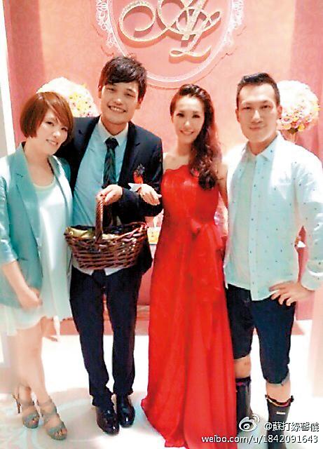 阿福2014年和空姐老婆LuLu結婚，兩人都是彼此的初戀。左起馨儀、阿福、LuLu、阿龔。（翻攝自馨儀微博）
