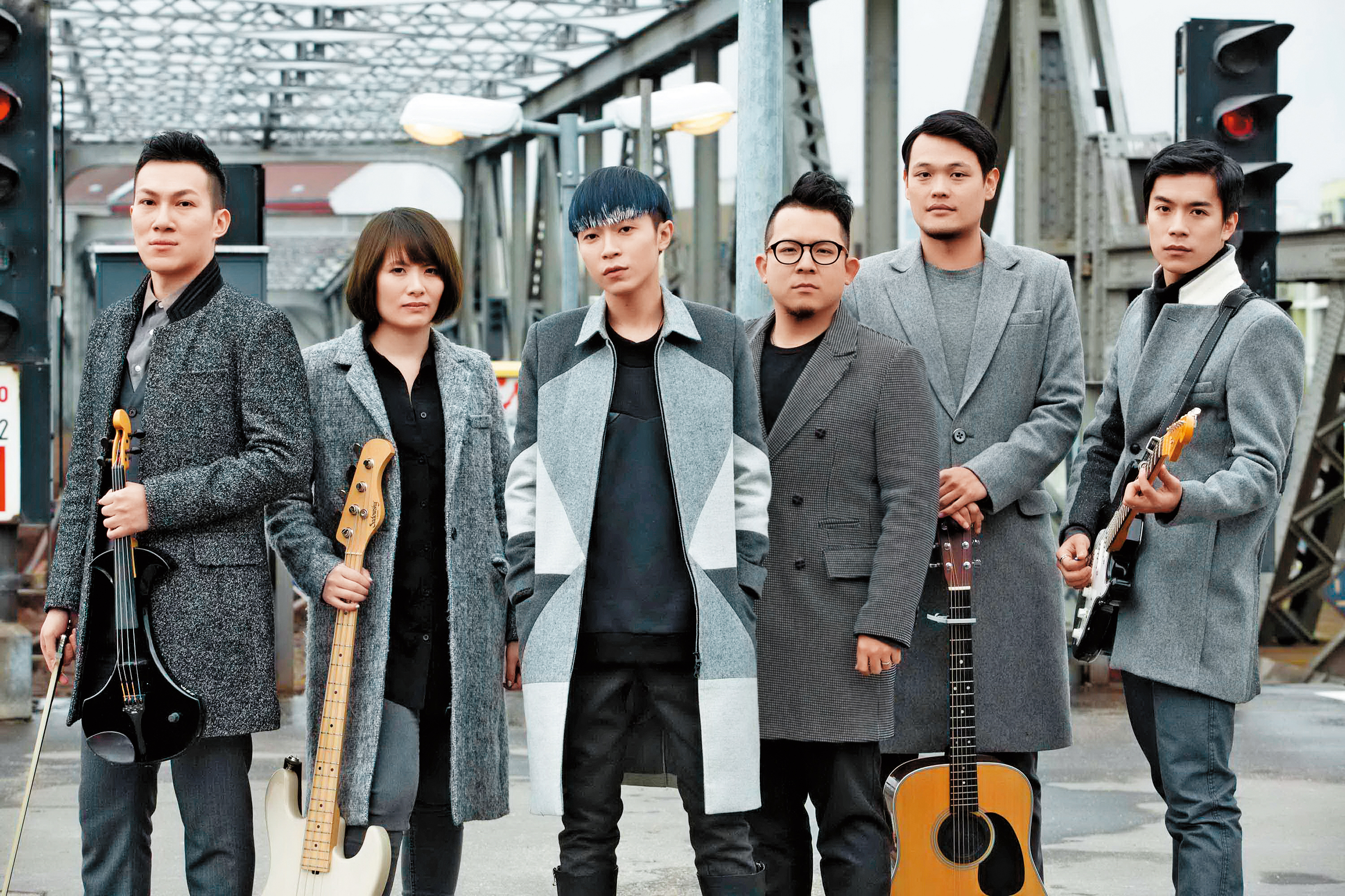 蘇打綠巡演幾乎場場門票秒殺，阿福卻透露大家都將賺來的錢投入作品中，存款所剩不多。左起阿龔、馨儀、青峰、小威、阿福、家凱。（東方IC）