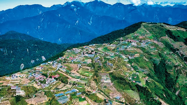 紀錄片《看見台灣》拍到南投清境山區滿布民宿，嚴重破壞自然生態。（圖：翻攝自《看見台灣》紀錄片）