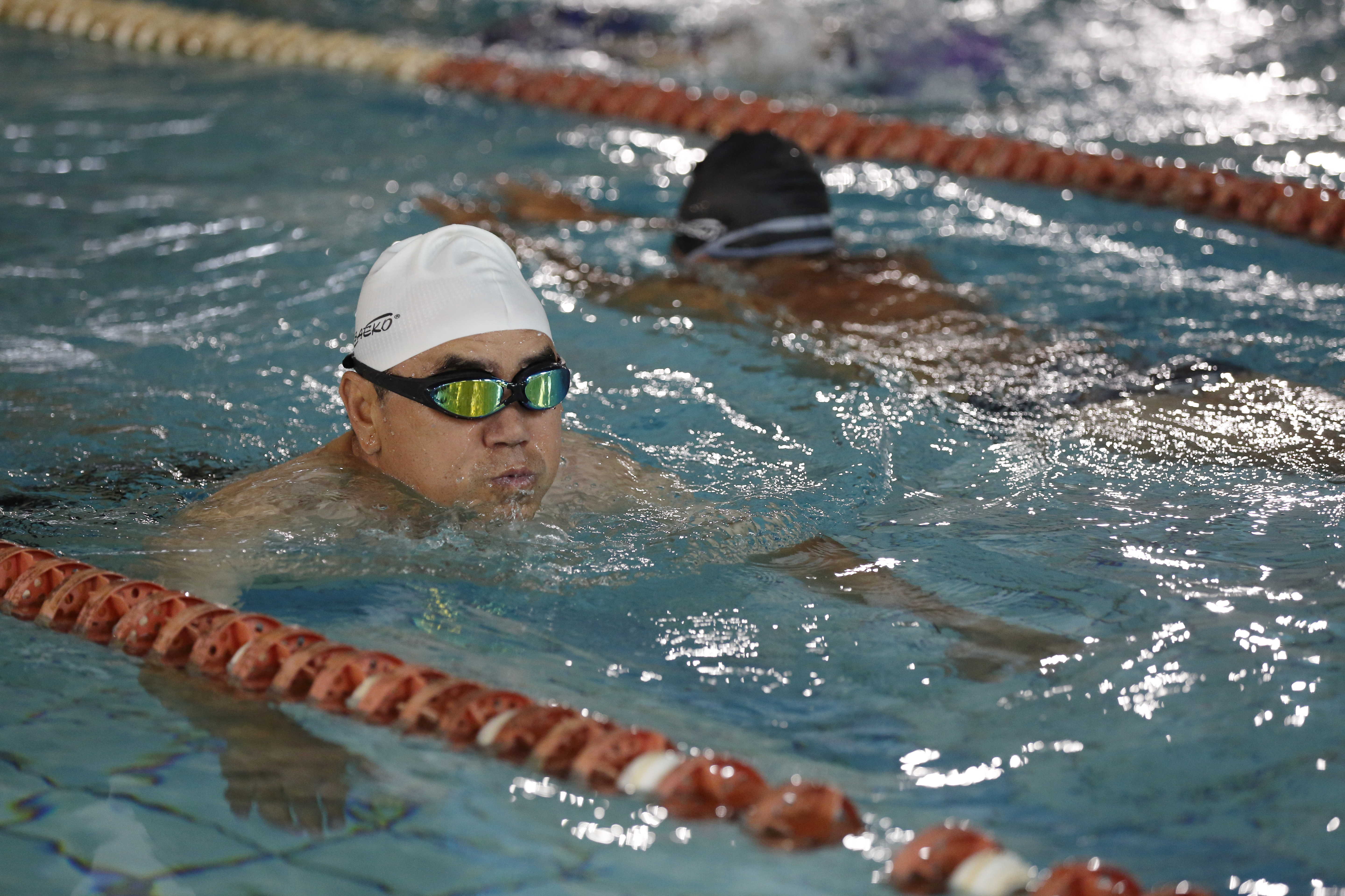 洪團樟從游泳悟出不少待人處事哲理，長年保持晨泳習慣。