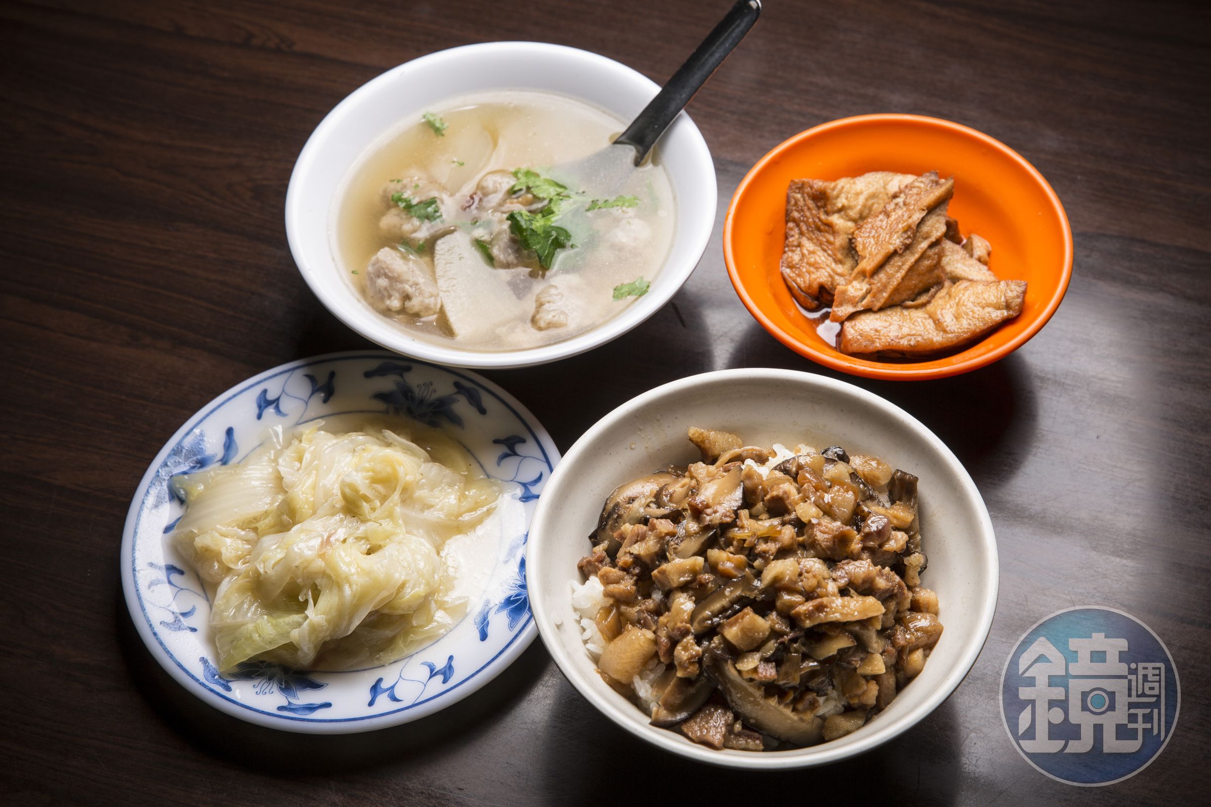 從小在台北萬華長大的王炳忠，午餐常吃這地方有名的滷肉飯。
