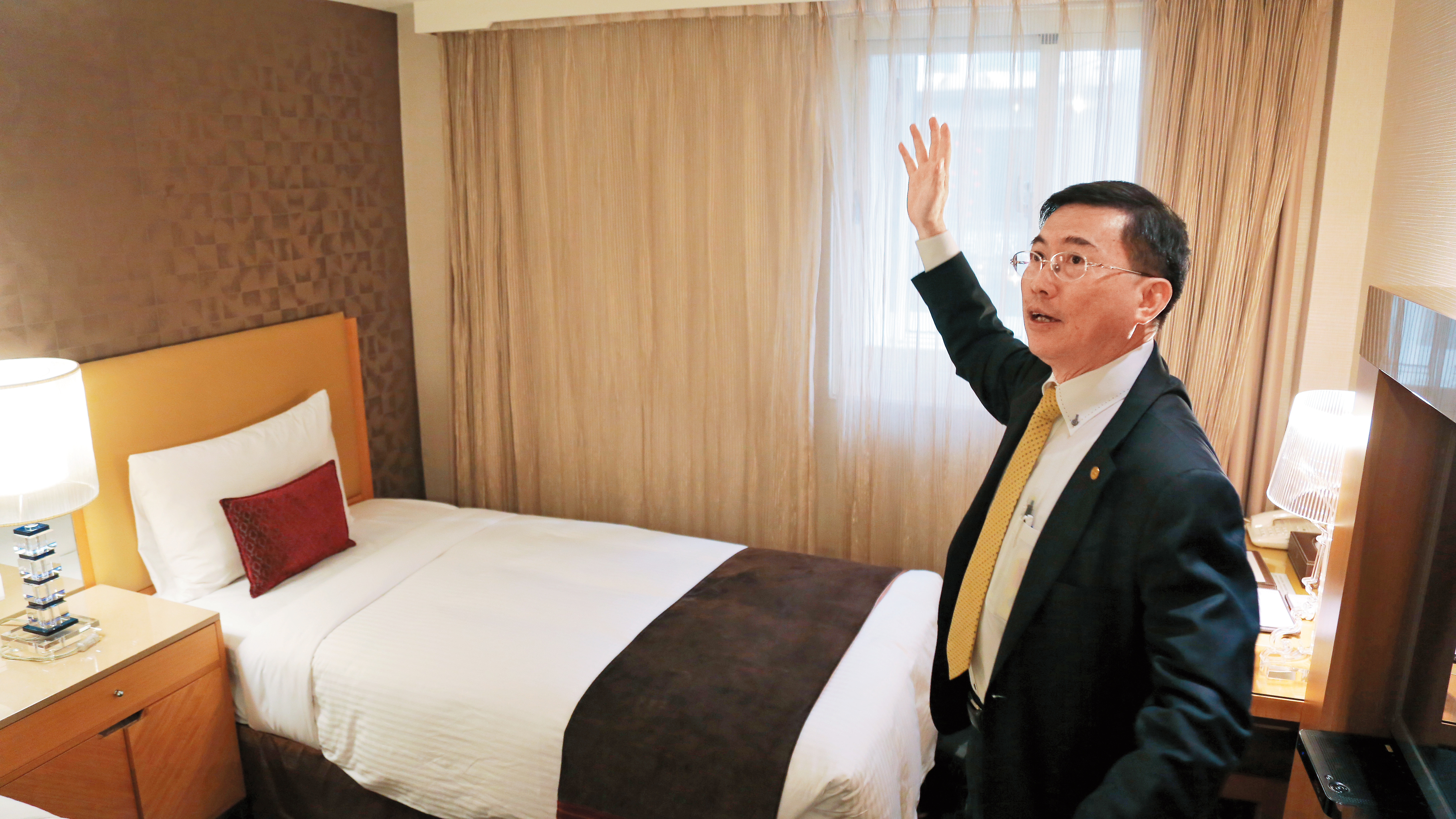 旅館公會理事長徐銀樹認為，嚴格取締非法旅宿，才能保障消費者權益。