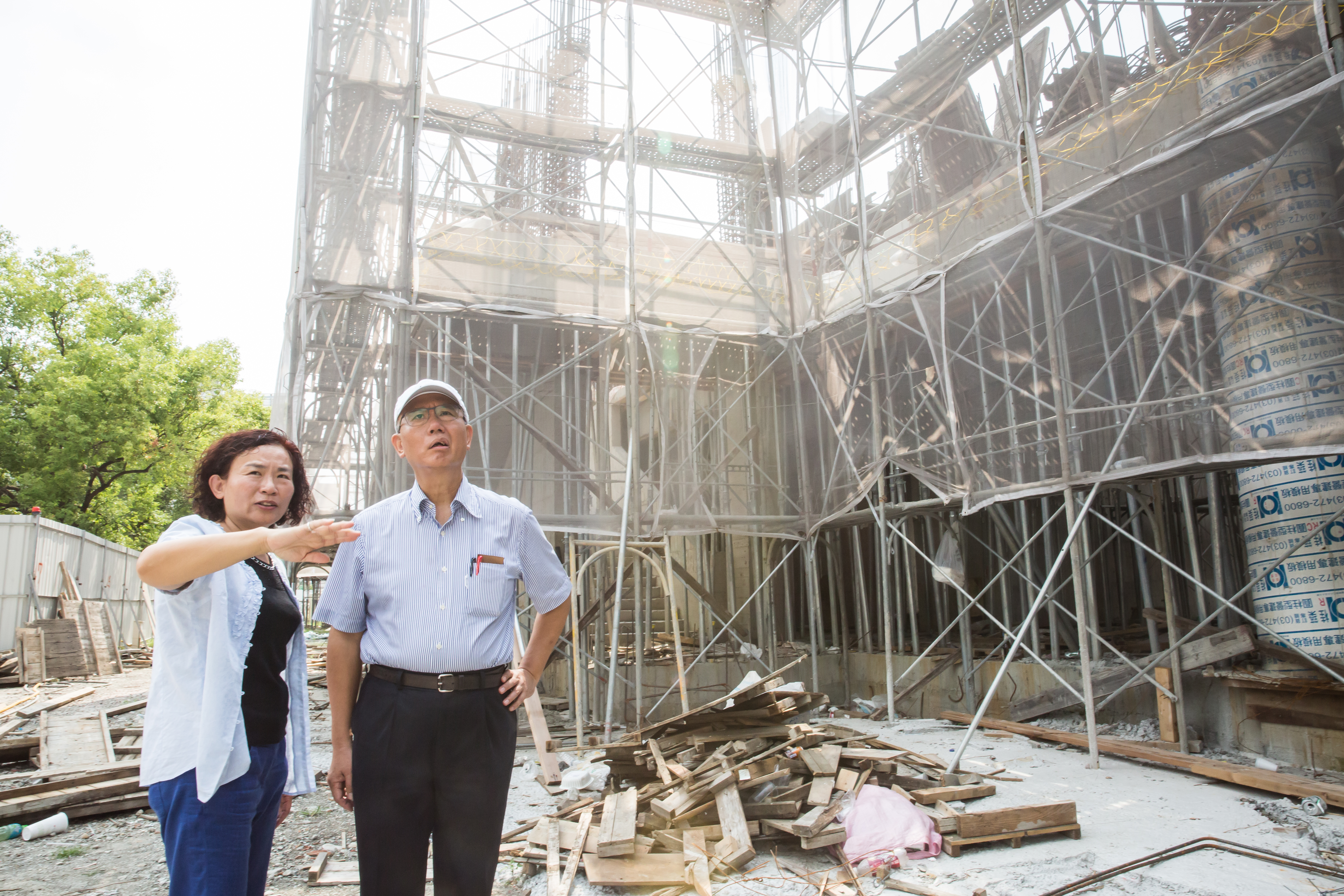 魏應充回到母校永靖國小，回想起過往的點滴。