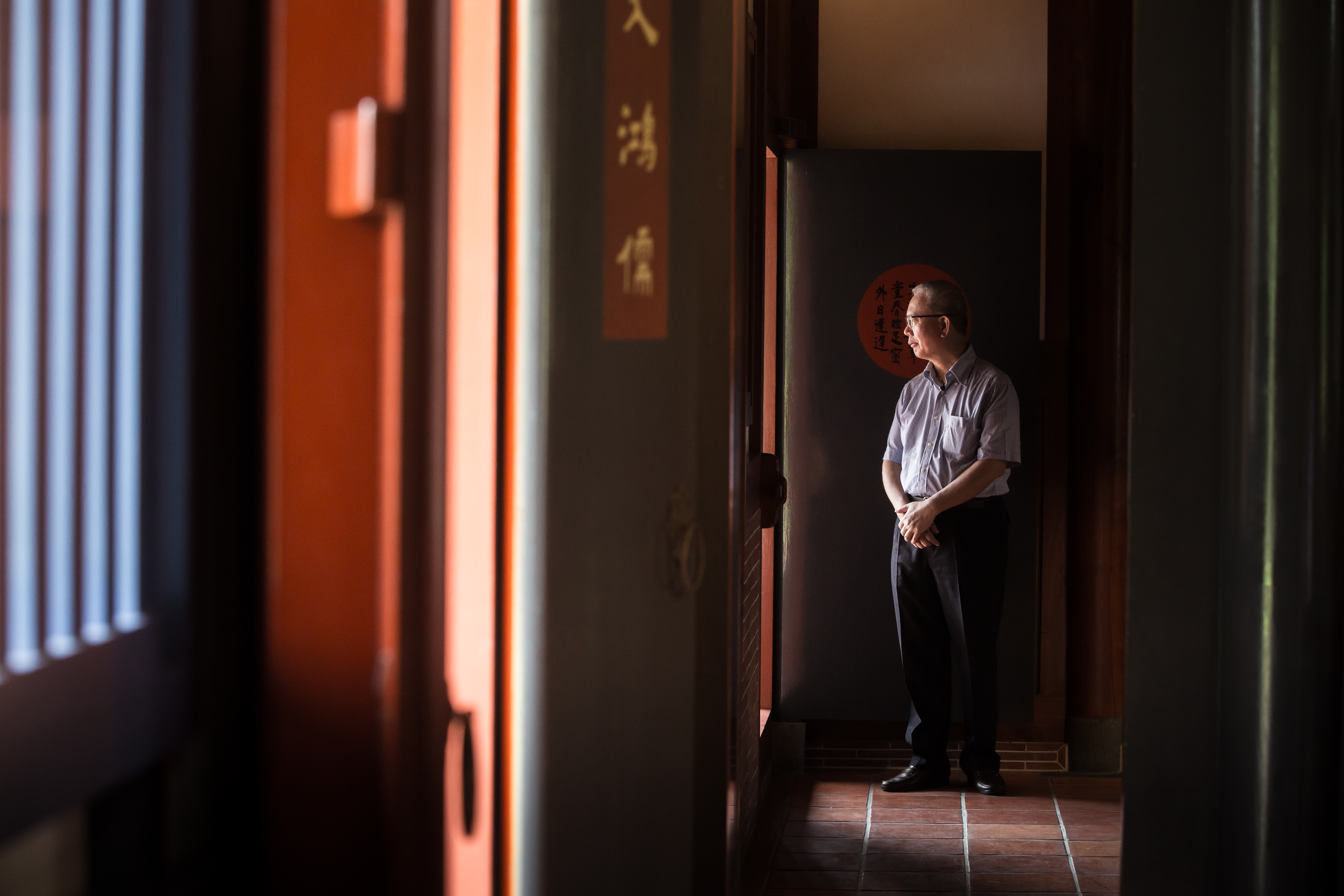 魏應充在祖厝裡，回想起小時候以及公司的創業過程。