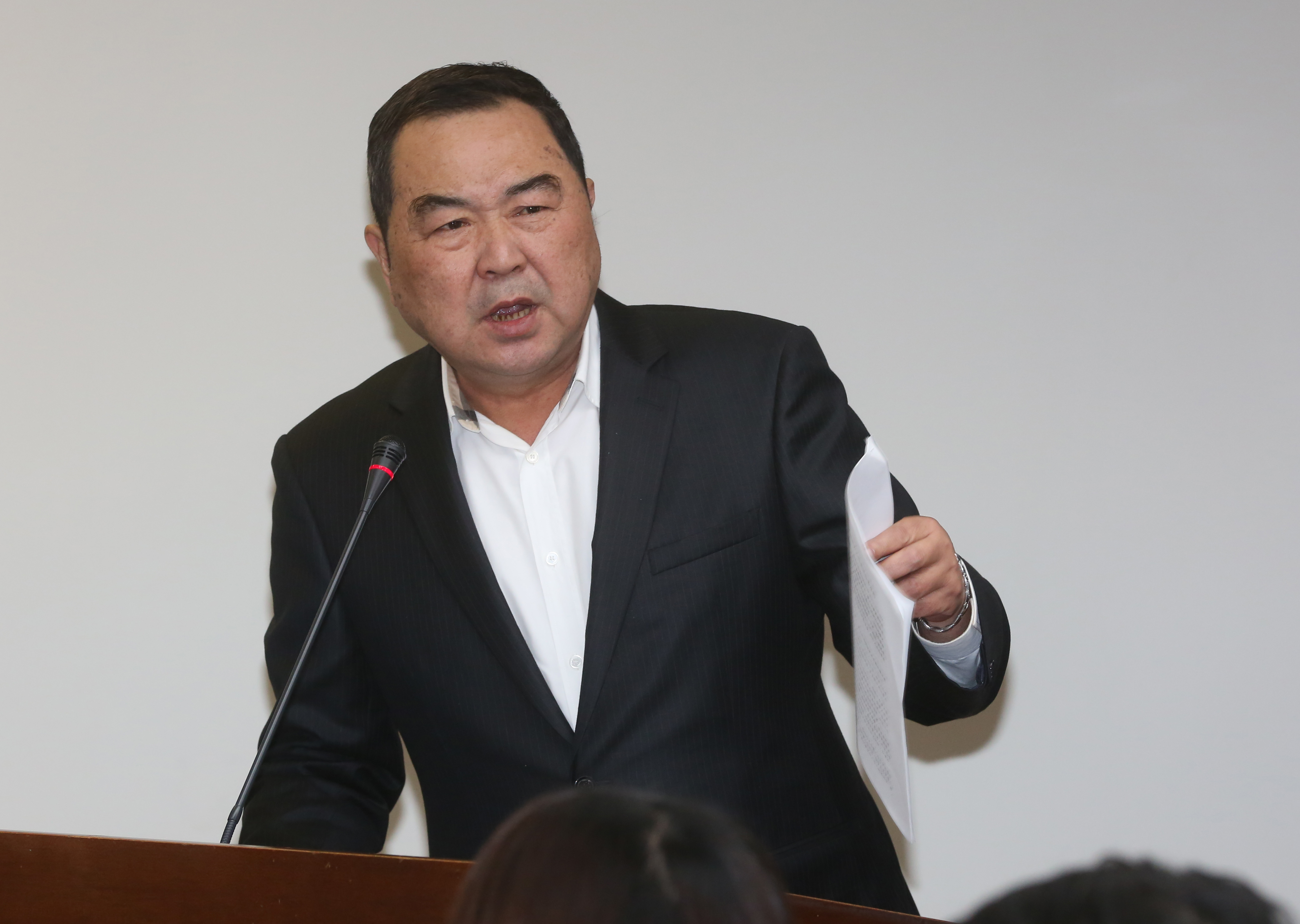 韓福宇等3人經國民黨立委徐志榮助理丁旗源帶領下，前往8樓會議室。