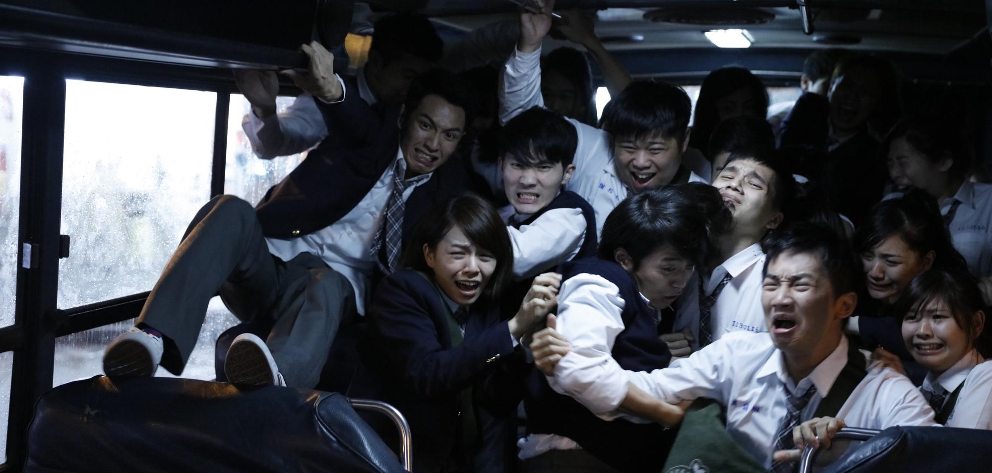 柯震東及宋芸樺客串演出，戲分不多，卻拍到全身傷。