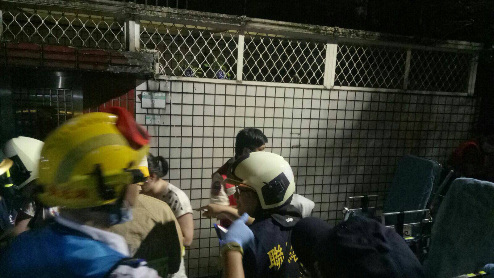 警消前往救援時，縱火男子一度嗆聲拒絕。