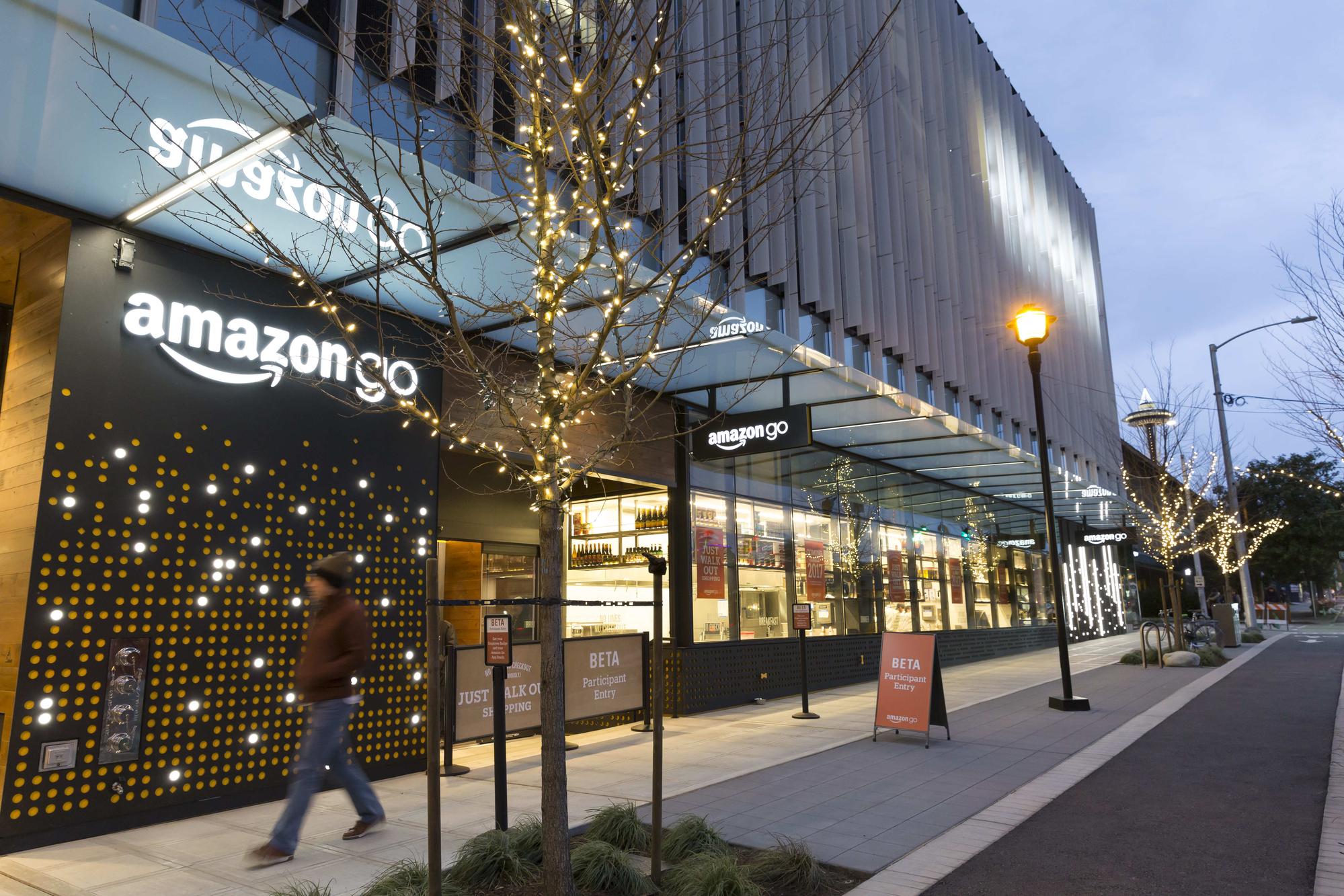 亞馬遜的實體零售店：Amazon Go進入了實驗階段。消費者挑選完商品後拿了就走，亞馬遜會自行從消費者的信用卡進行扣款。
