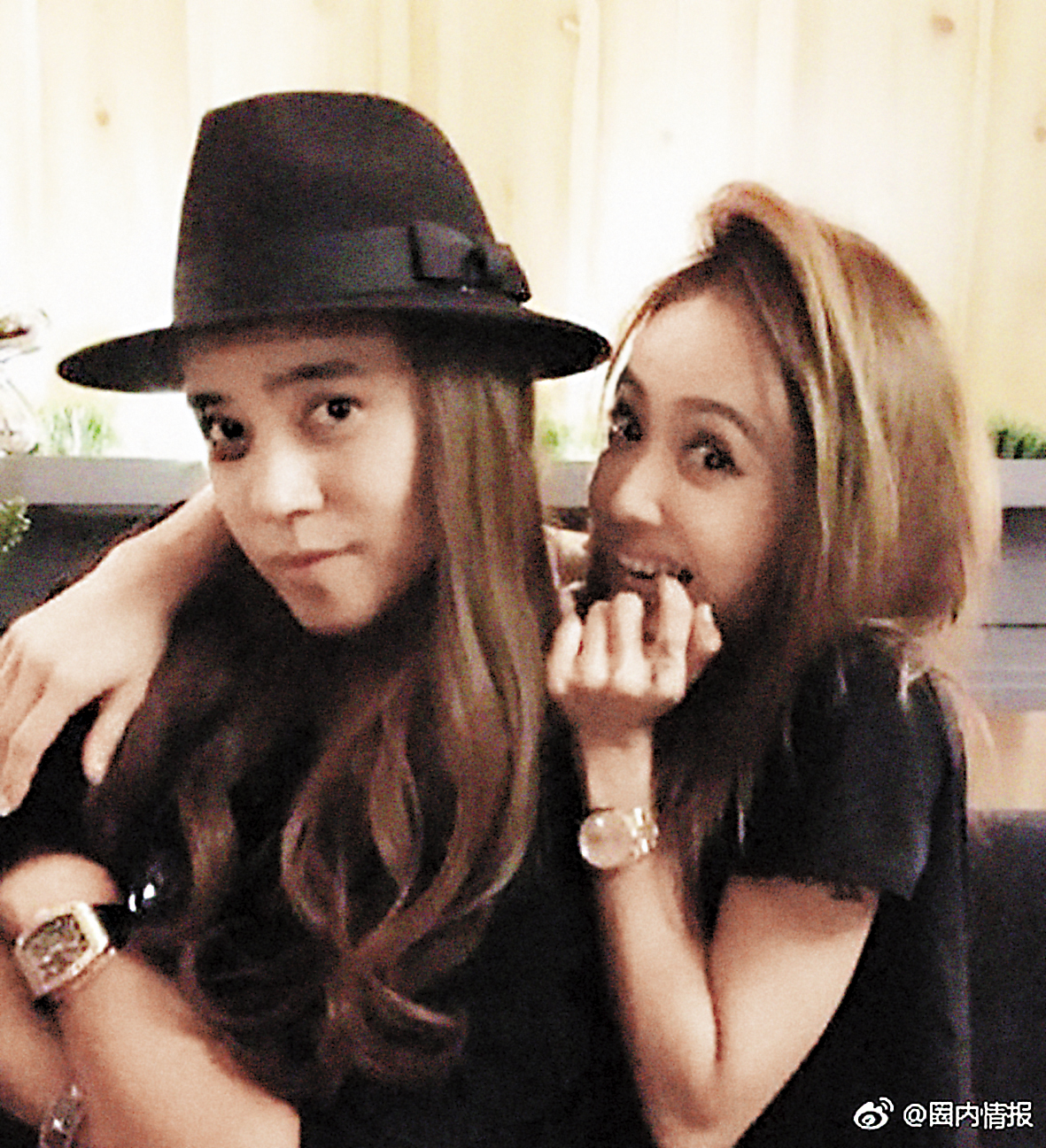 蔡依林（右）還在粉絲頁po出她與羅志祥KUSO照，宛如雙胞胎姐妹。 （翻攝自圈內情報微博）
