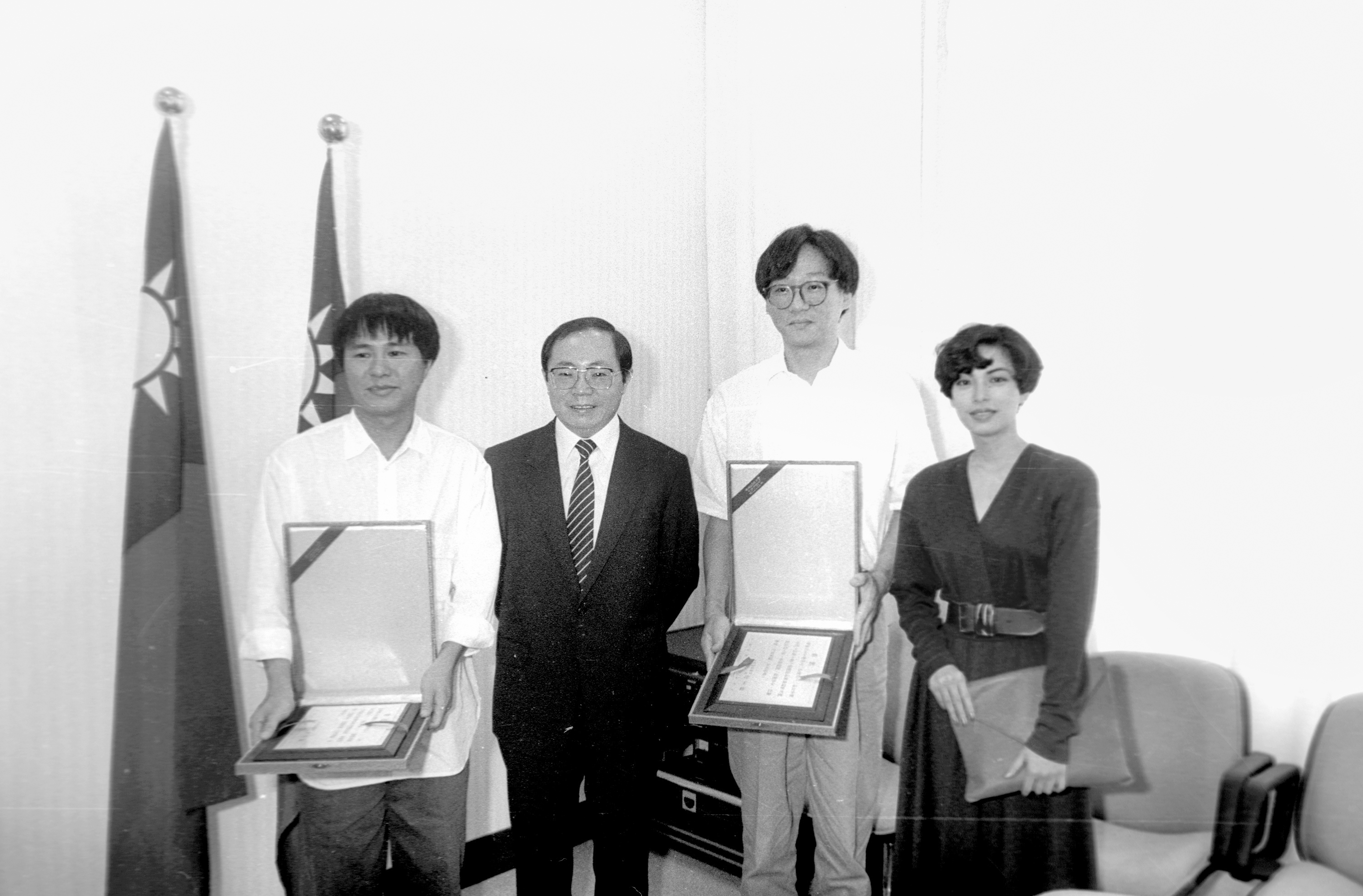 1987年新聞局長邵玉銘（左二）頒獎表揚以《恐怖分子》獲盧卡諾國際影展銀豹獎的導演楊德昌（右二），以及在多個國際影展獲獎的侯孝賢（左一）。蔡琴（右一）當時亦以楊德昌妻子身分出席。（中央社）