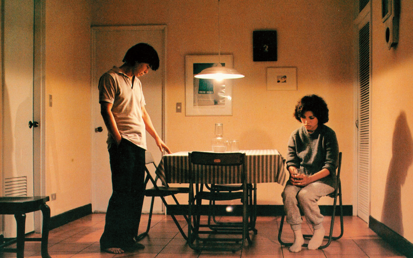 侯孝賢（左）與蔡琴主演的《青梅竹馬》清楚呈現導演楊德昌對台北城市變遷的犀利觀察。（傳影互動提供）