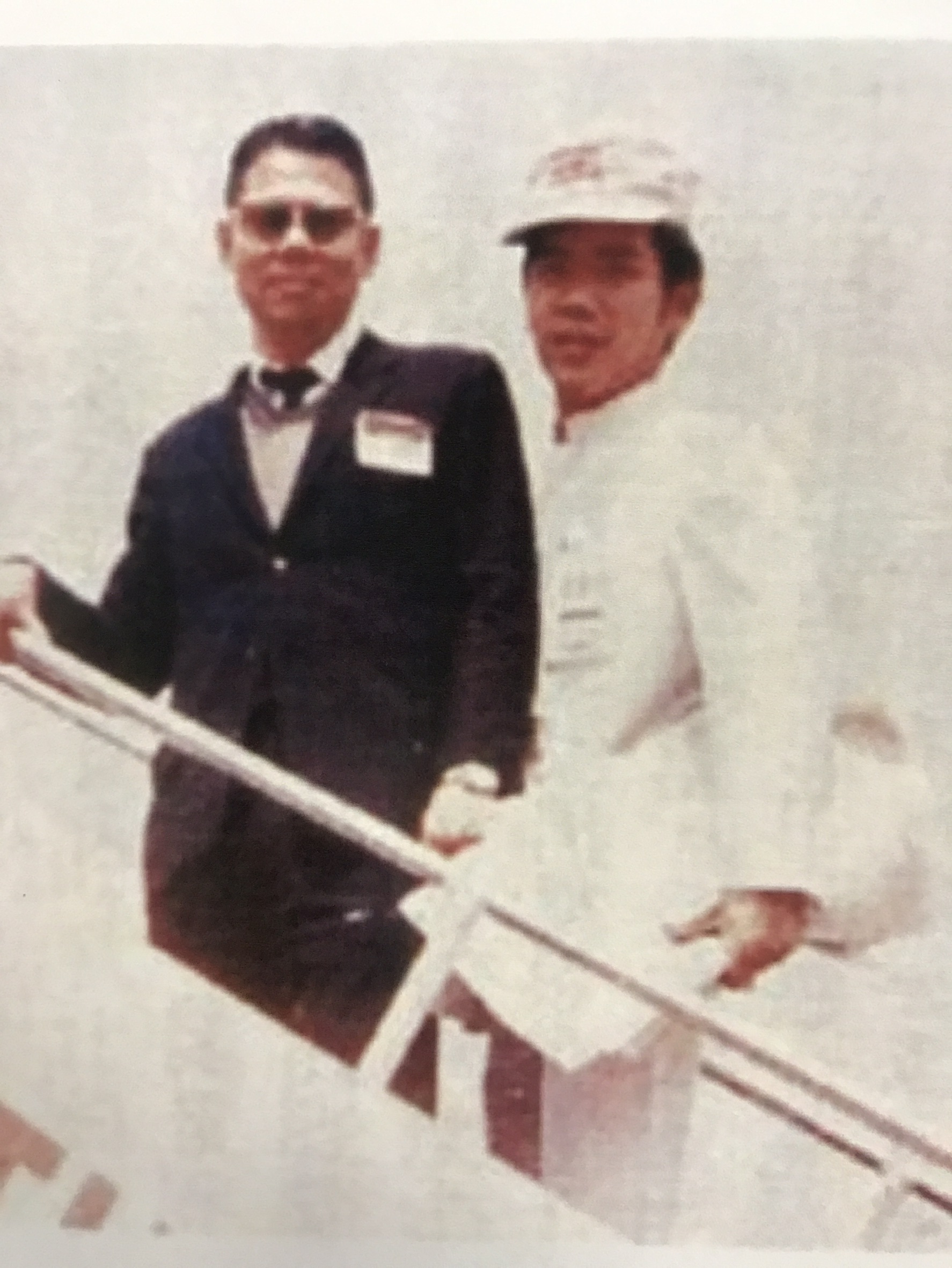 洪團樟(右)曾在松山機場的國泰航空擔任地勤員,圖為和國泰機師合照。(一太提供)
