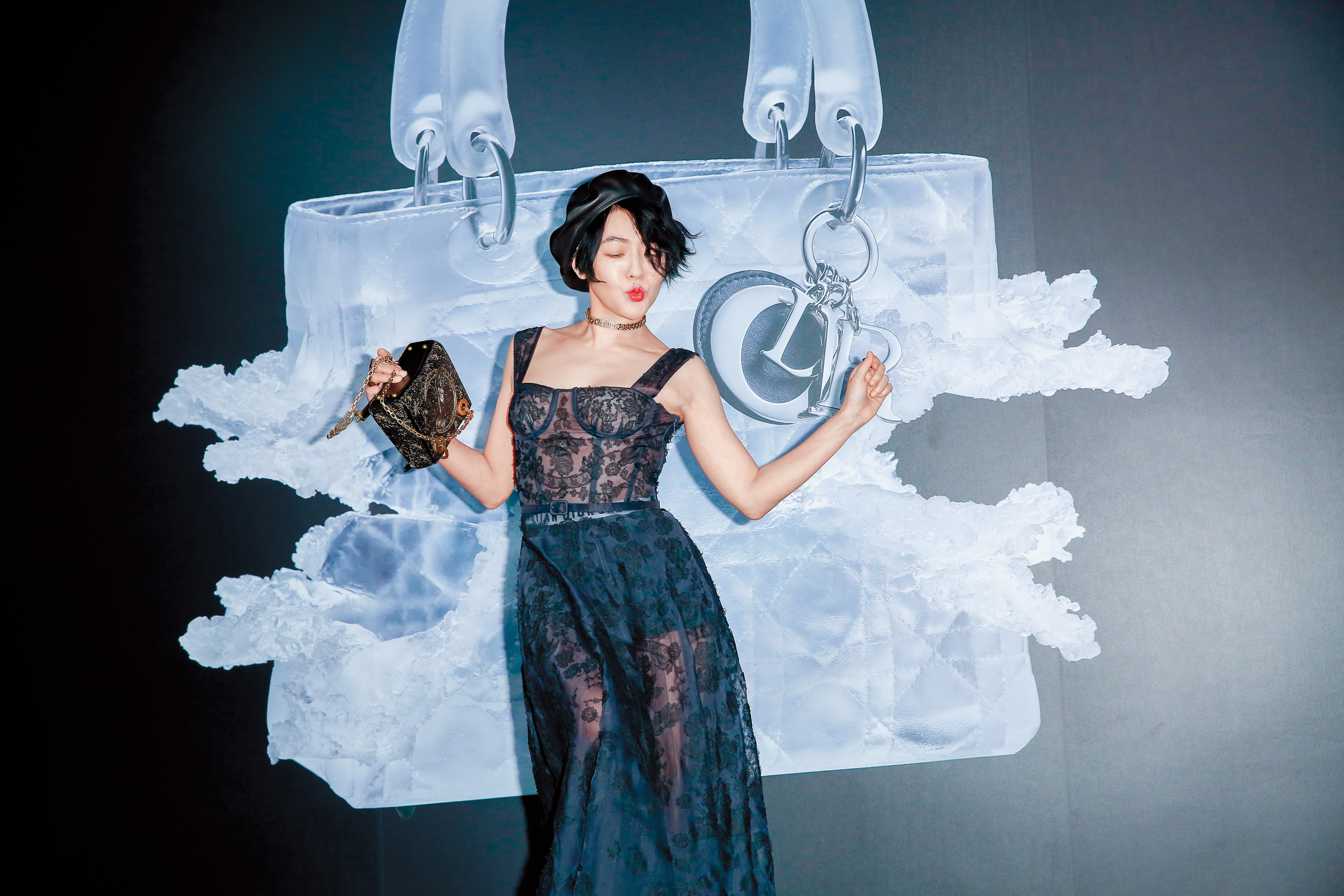 小S扭臀擺胸的pose，氣勢十足。