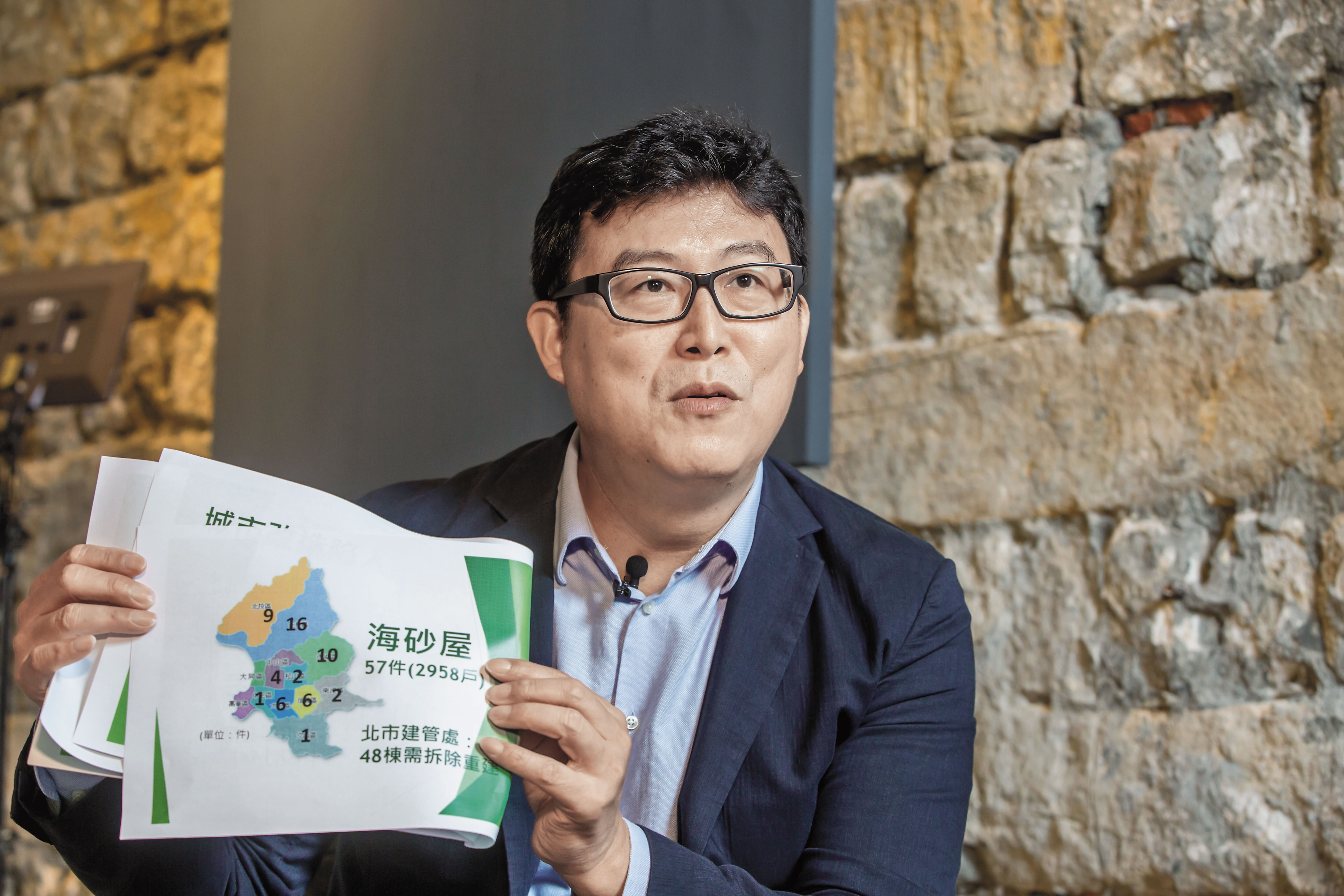 姚文智（圖）接受專訪時提到都更，批評柯文哲到現在還沒辦法解決海砂屋的問題，社會住宅支票也面臨跳票。