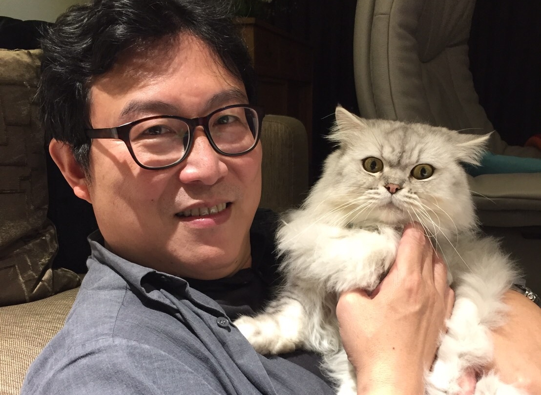 姚文智結束一天忙碌行程後，和Togi玩一下是他的舒壓祕訣。（姚文智提供）