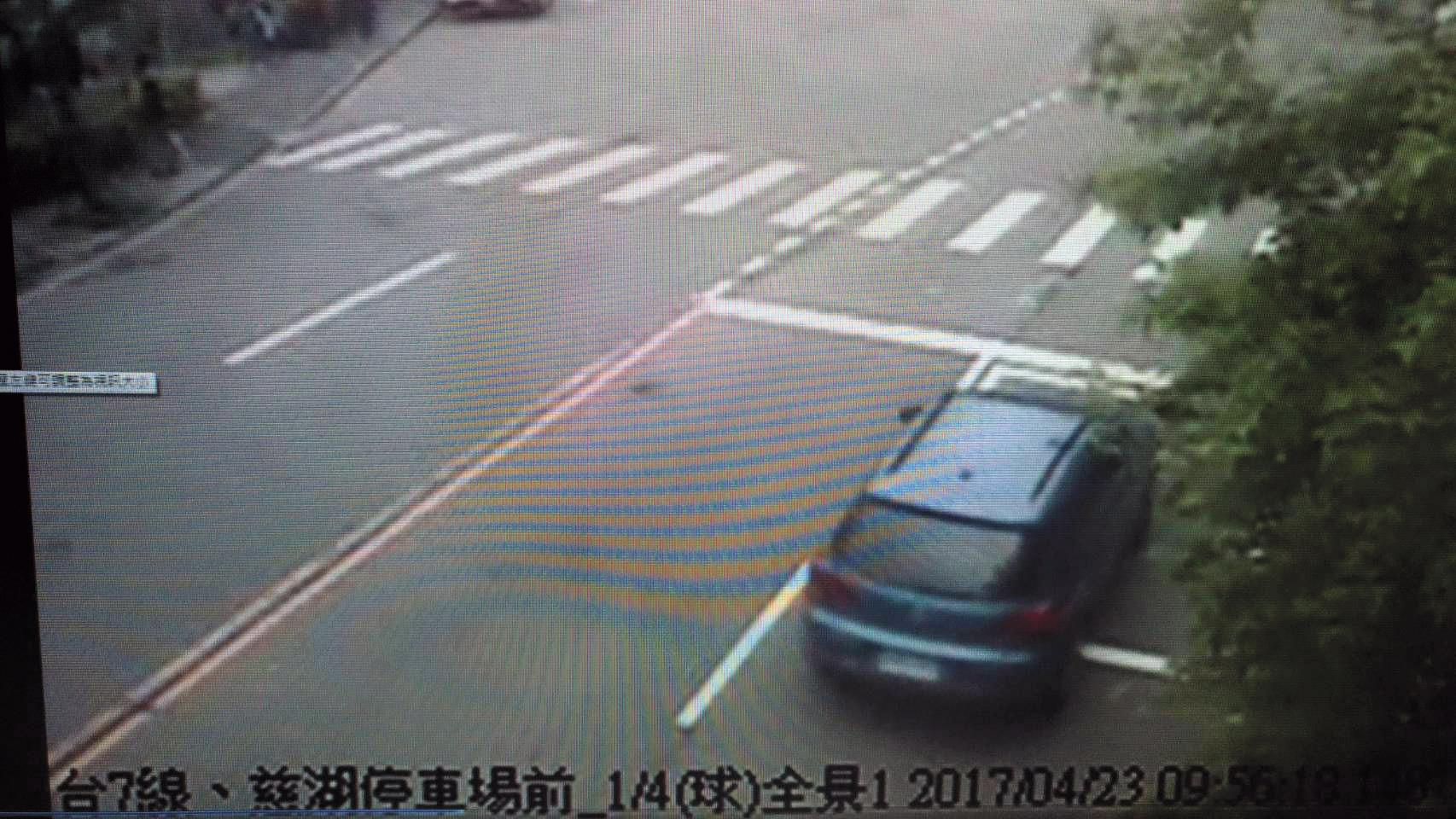警方調閱監視器查出,陳男、葉女和兒子曾2度駕駛小客車到墜崖地點勘查。(翻攝畫面)