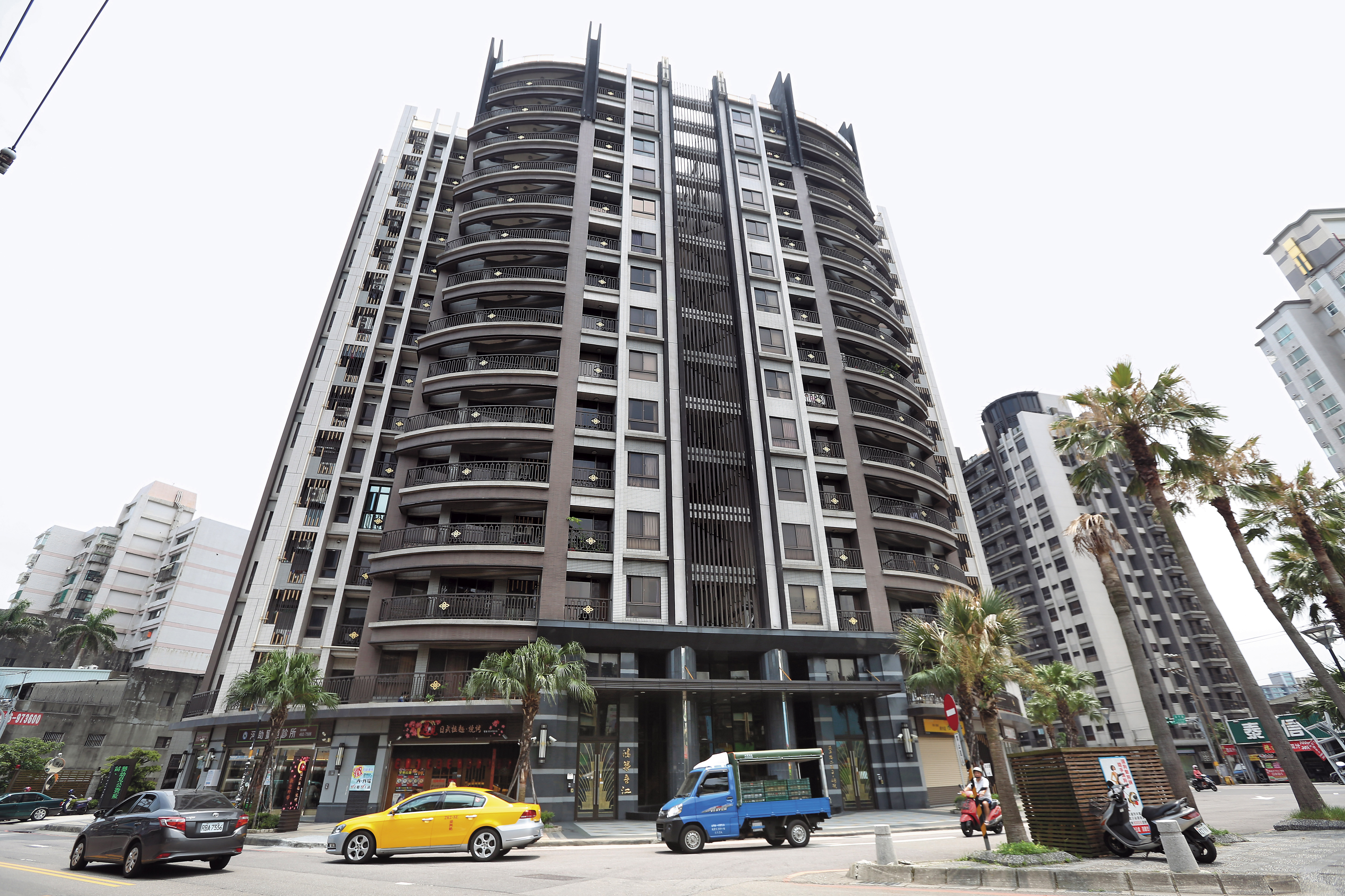 葉女與現任丈夫和次子等三人，在桃園市平鎮區的大樓租屋居住。