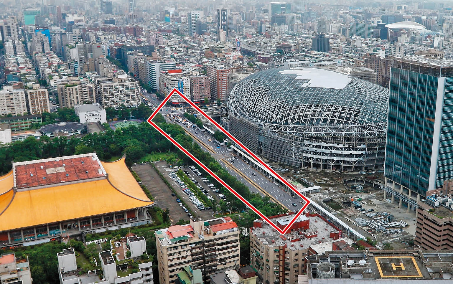 針對大巨蛋問題，姚文智透露已擬妥2個方案，圖中紅色標示忠孝東路化為綠地，解決防災疏散問題，9月會陸續公布。