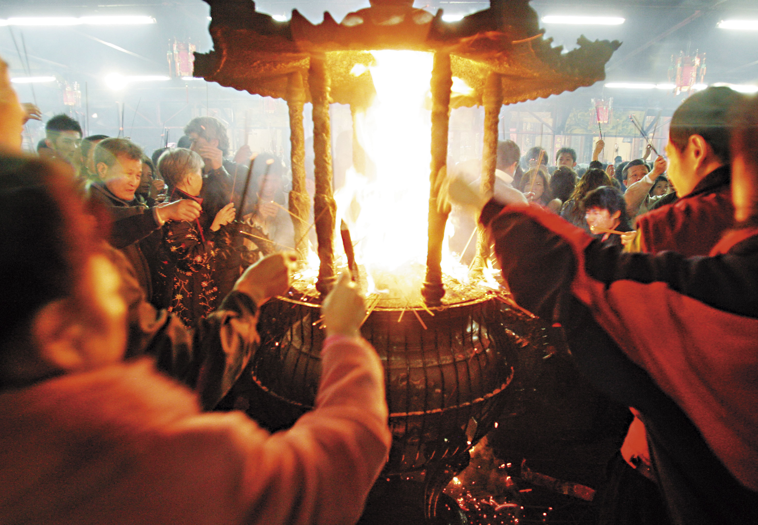 環保署與各地方政府，合力推動廟宇減香、減爐政策，弄出「滅香、封爐」誤會。