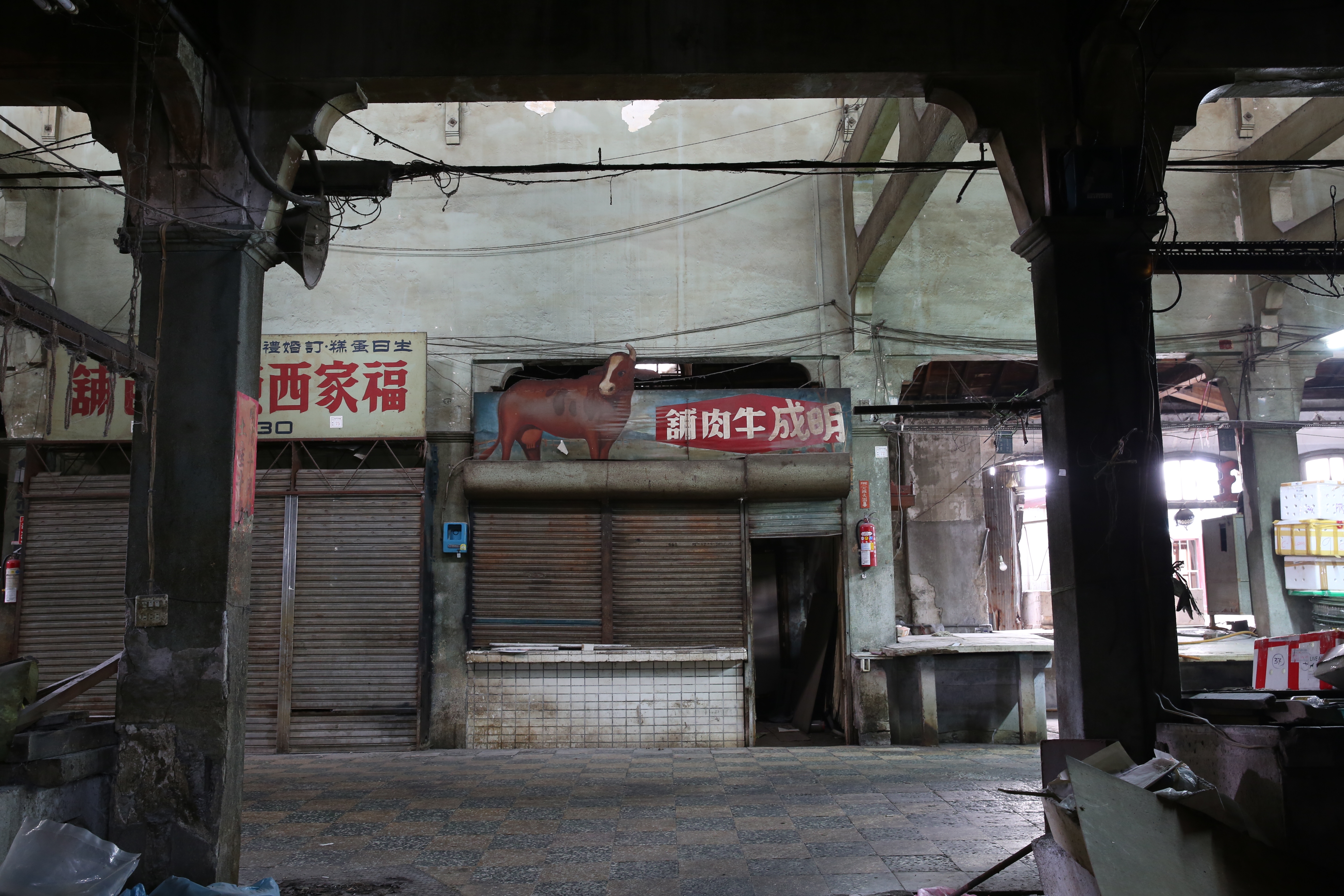 昔日的店家招牌仍然殘缺地保留著。
