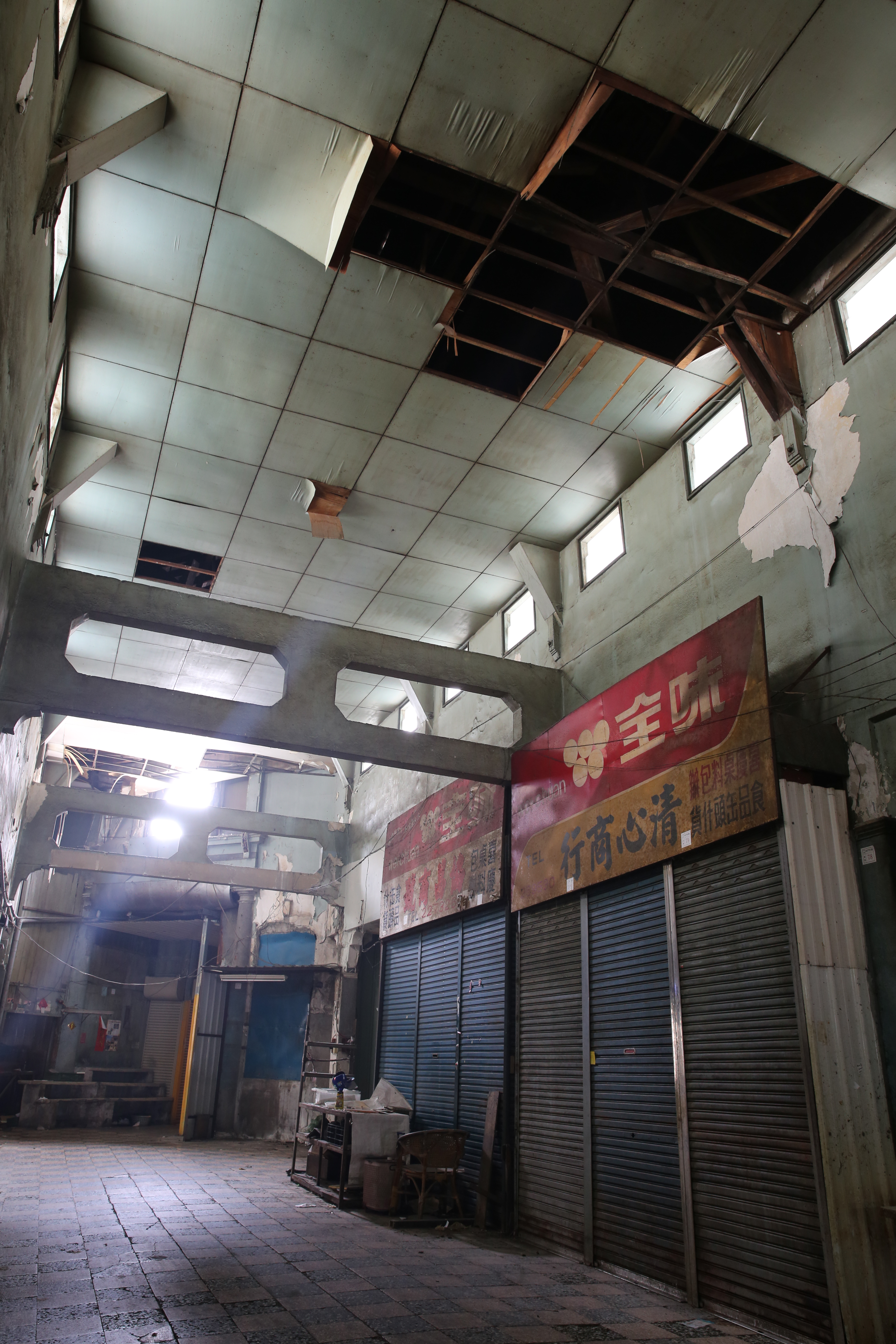 廢墟雖已人去樓空，還是有著一線光明。