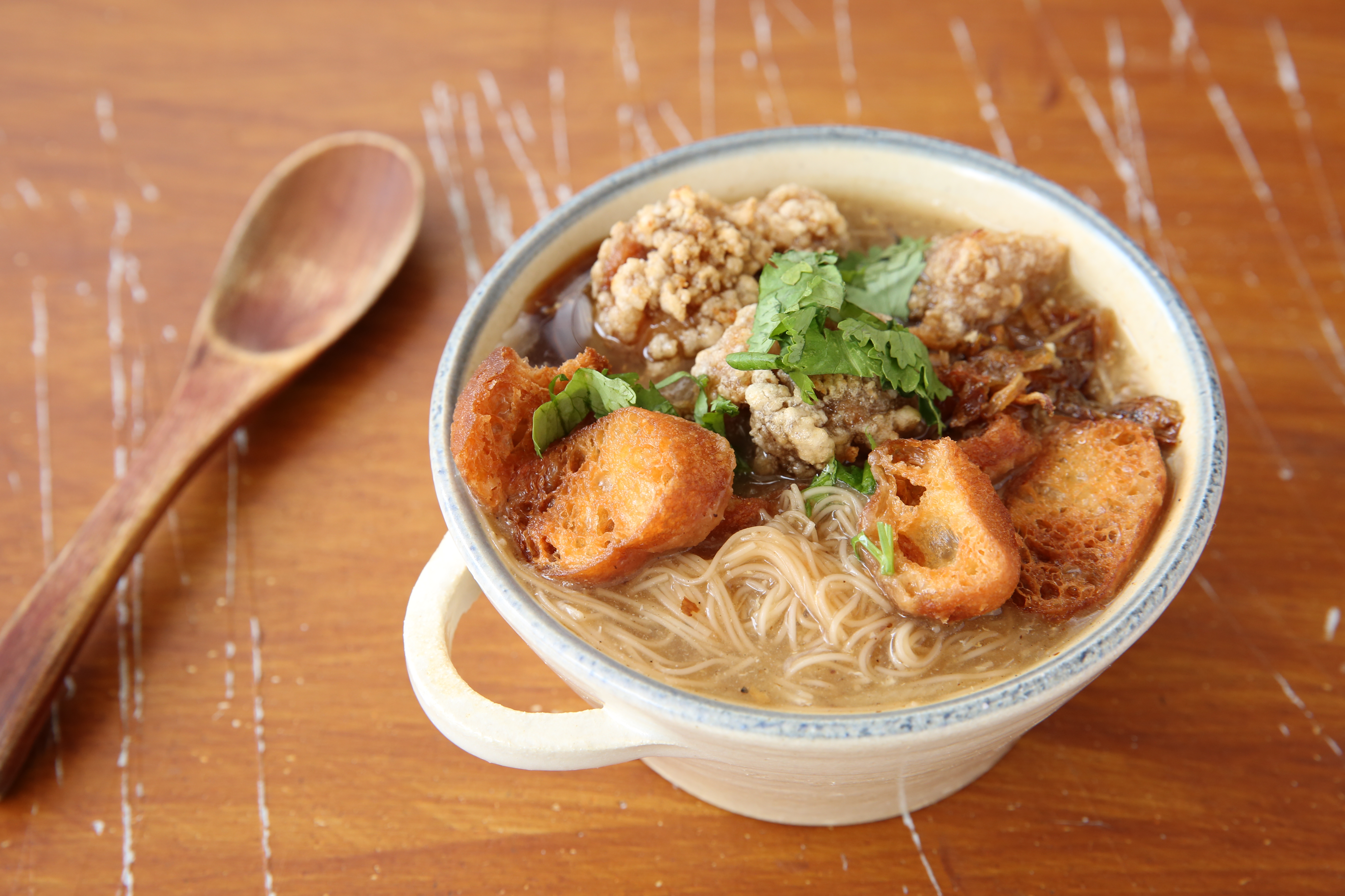 「川子麵線」的「鹹酥雞麵線」配料不是大腸、蚵仔，而是鹹酥雞，風味既熟悉又奇妙，自製油條可無限續加。（80元／碗）