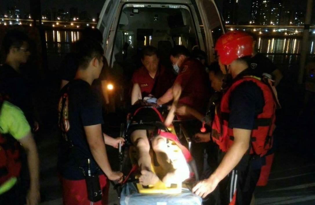 跳河自殺的喬女被員警救起，保住一命。