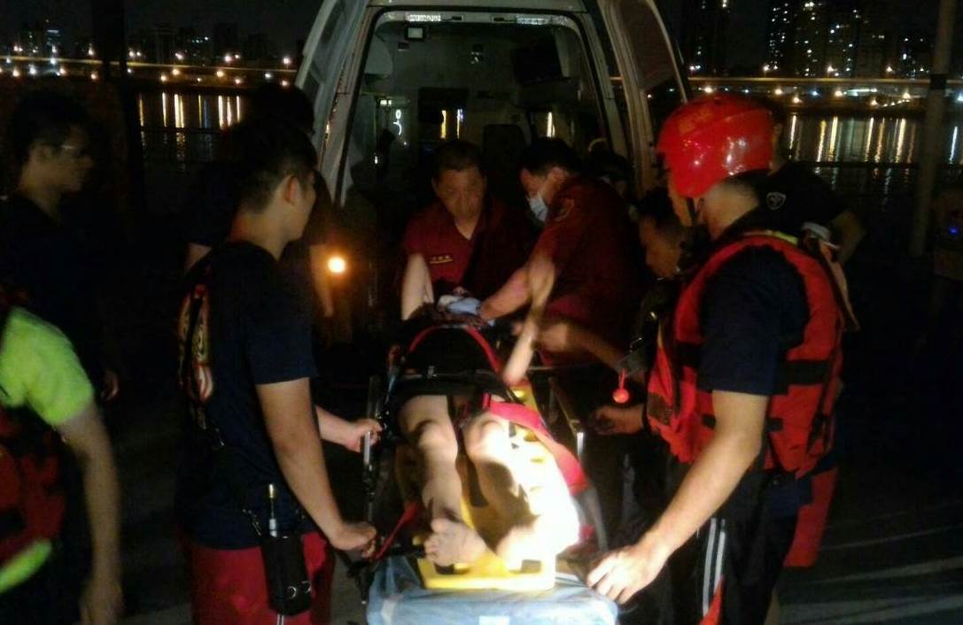 跳河自殺的喬女被員警救起，保住一命。