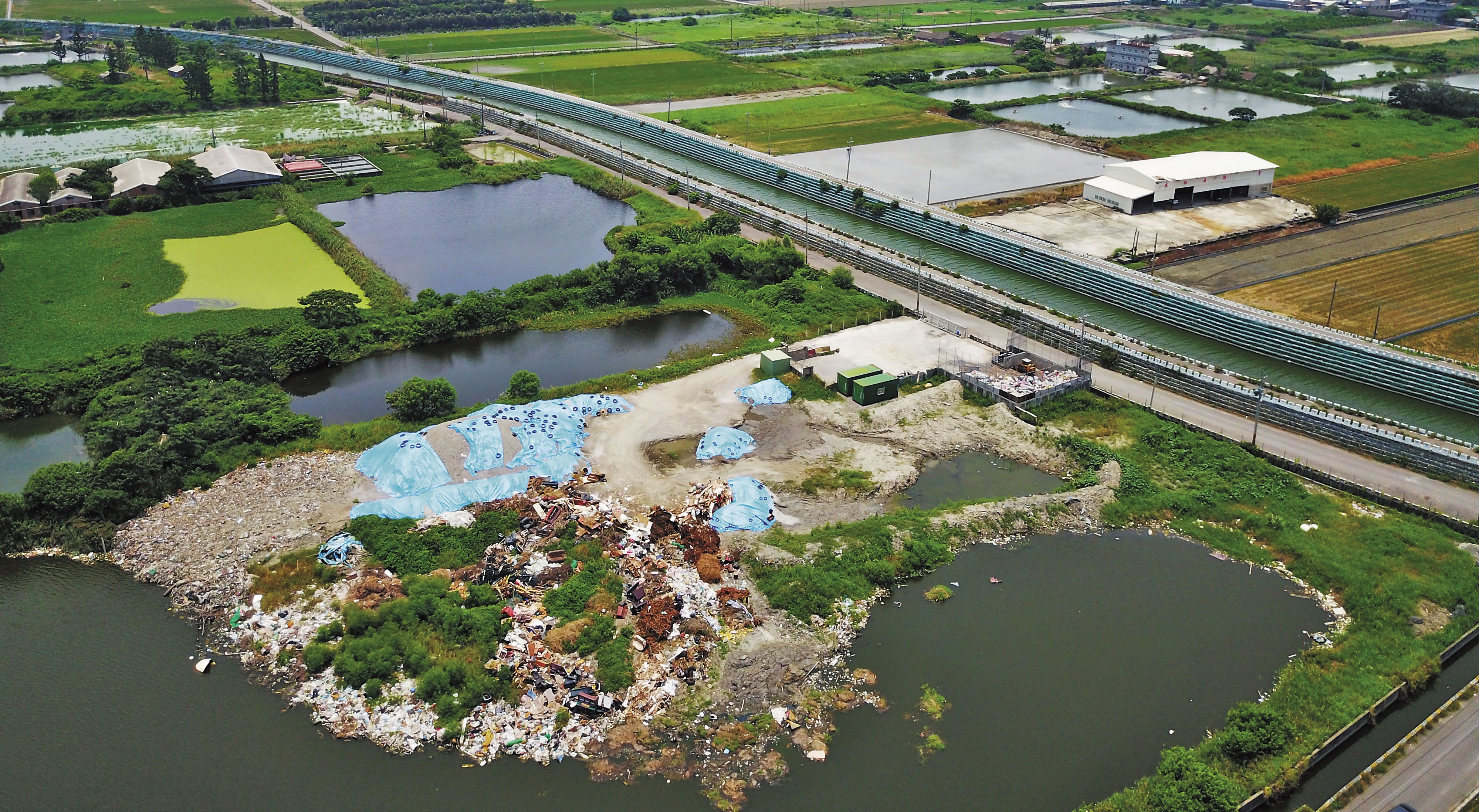 底渣堆置處離口湖取水養魚的尖山大排很近，一旦下雨，底渣內殘留物質便會滲進土裡造成汙染。
