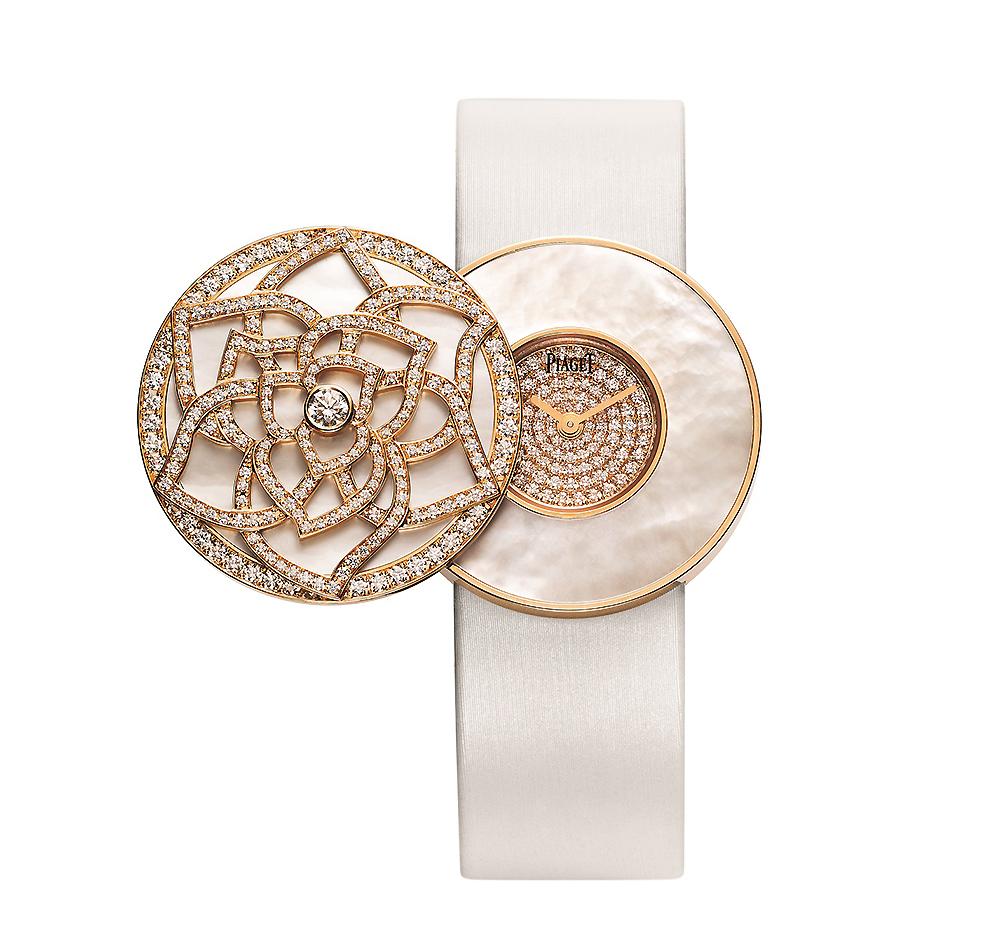 Piaget Altiplano鏤空玫瑰神秘腕錶,30mm玫瑰金錶殼,珍珠母貝錶殼鑲嵌231顆圓形美鑽、錶盤鑲嵌101顆圓形美鑽,搭載伯爵56P石英機芯,參考價NT$2,080,000。