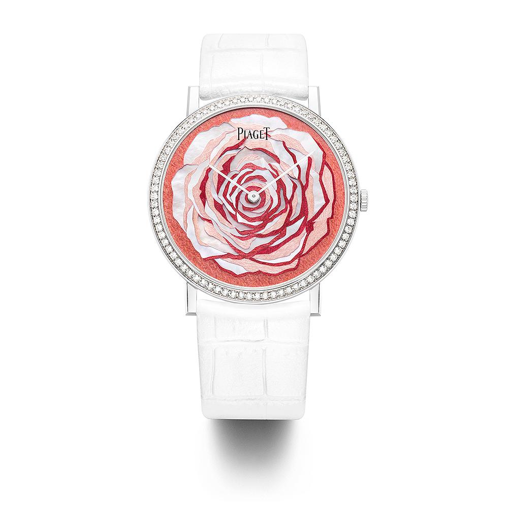 Piaget Altiplano木質與珍珠母貝細工鑲嵌玫瑰腕錶,38mm白金錶殼,錶圈鑲嵌78顆圓形美鑽,錶盤以木質與珍珠母貝細工鑲嵌工藝展示出「Yves Piaget玫瑰」圖案,裝載430P手動上鍊機芯,限量18只,參考價NT$2,250,000。