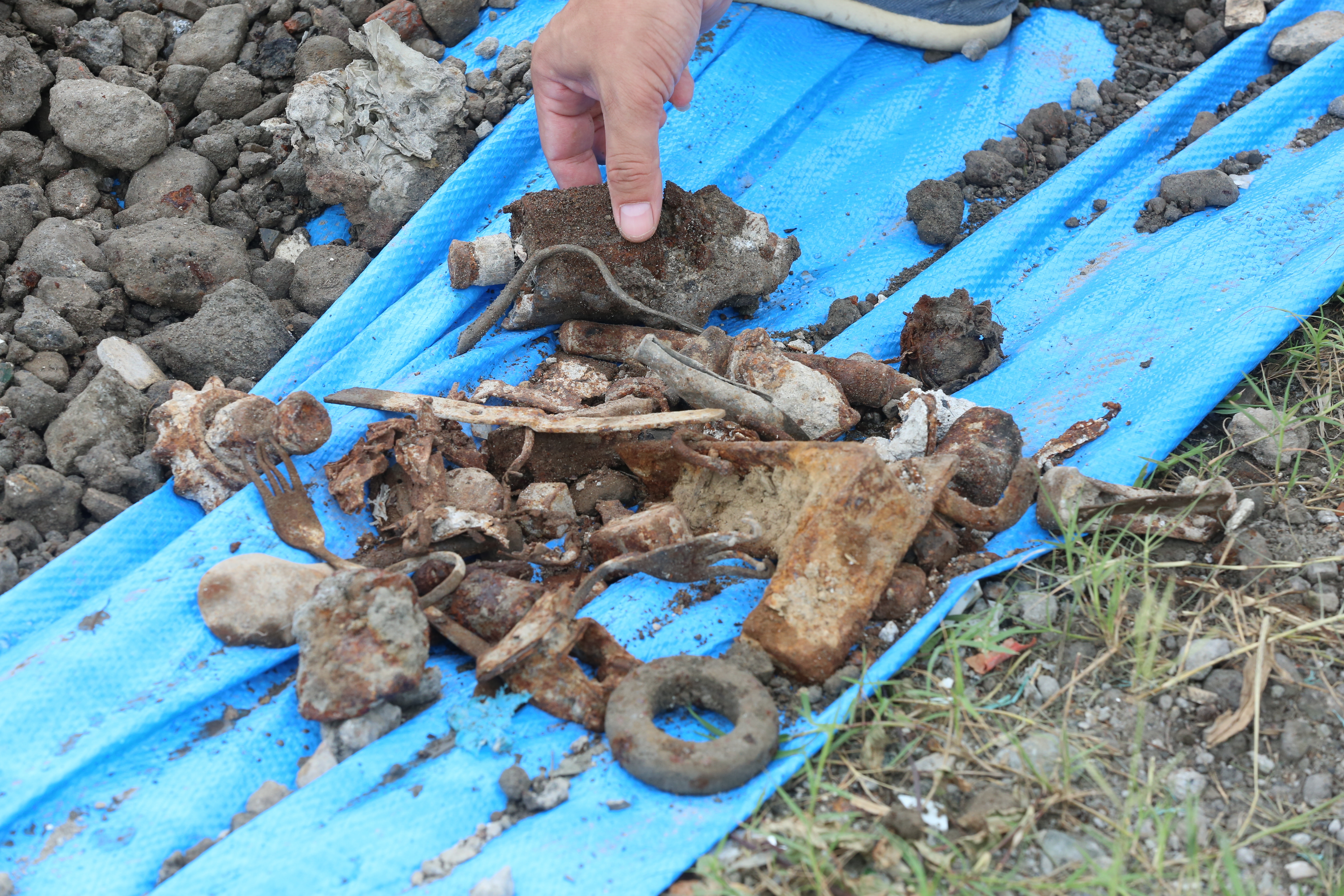 當地議員蔡孟真大罵政府把民眾身體當「重金屬回收場」。