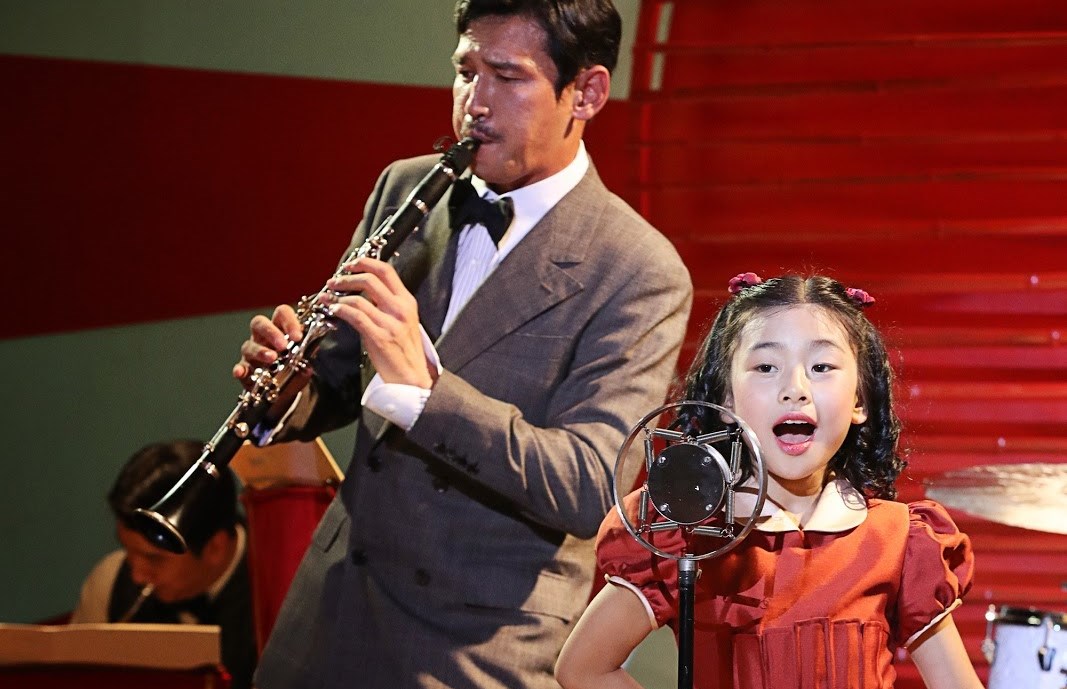 黃晸玟、金秀晏在《軍艦島》中有不少歡樂共舞場面,展現父女好感情。