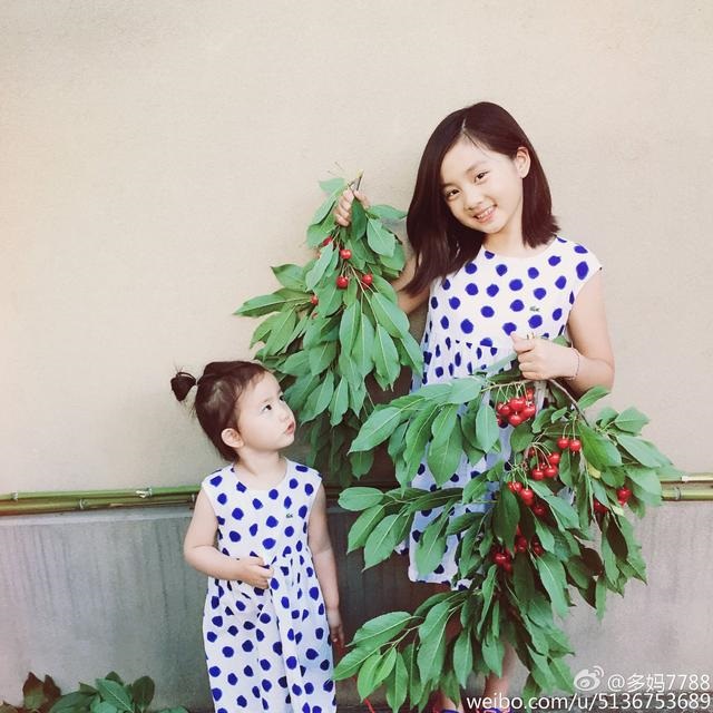 10歲時的多多(右)與妹妹黃少艾穿著一樣的洋裝,孫莉媽媽在微博曬出兩姊妹的合照。