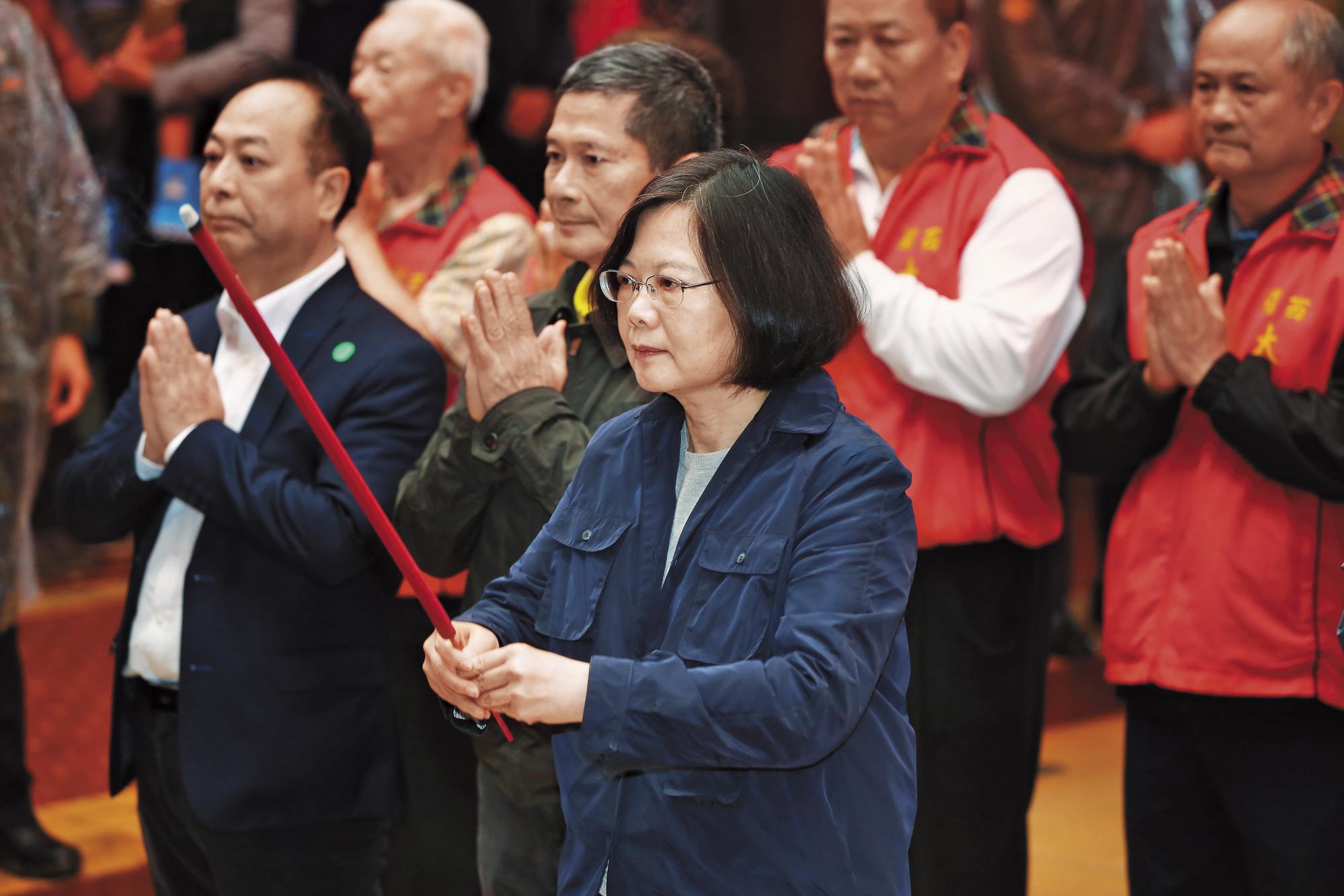 總統蔡英文在全台宮廟參拜,並不排斥拿香,府院對南部謠傳蔡不拿香相當困擾。