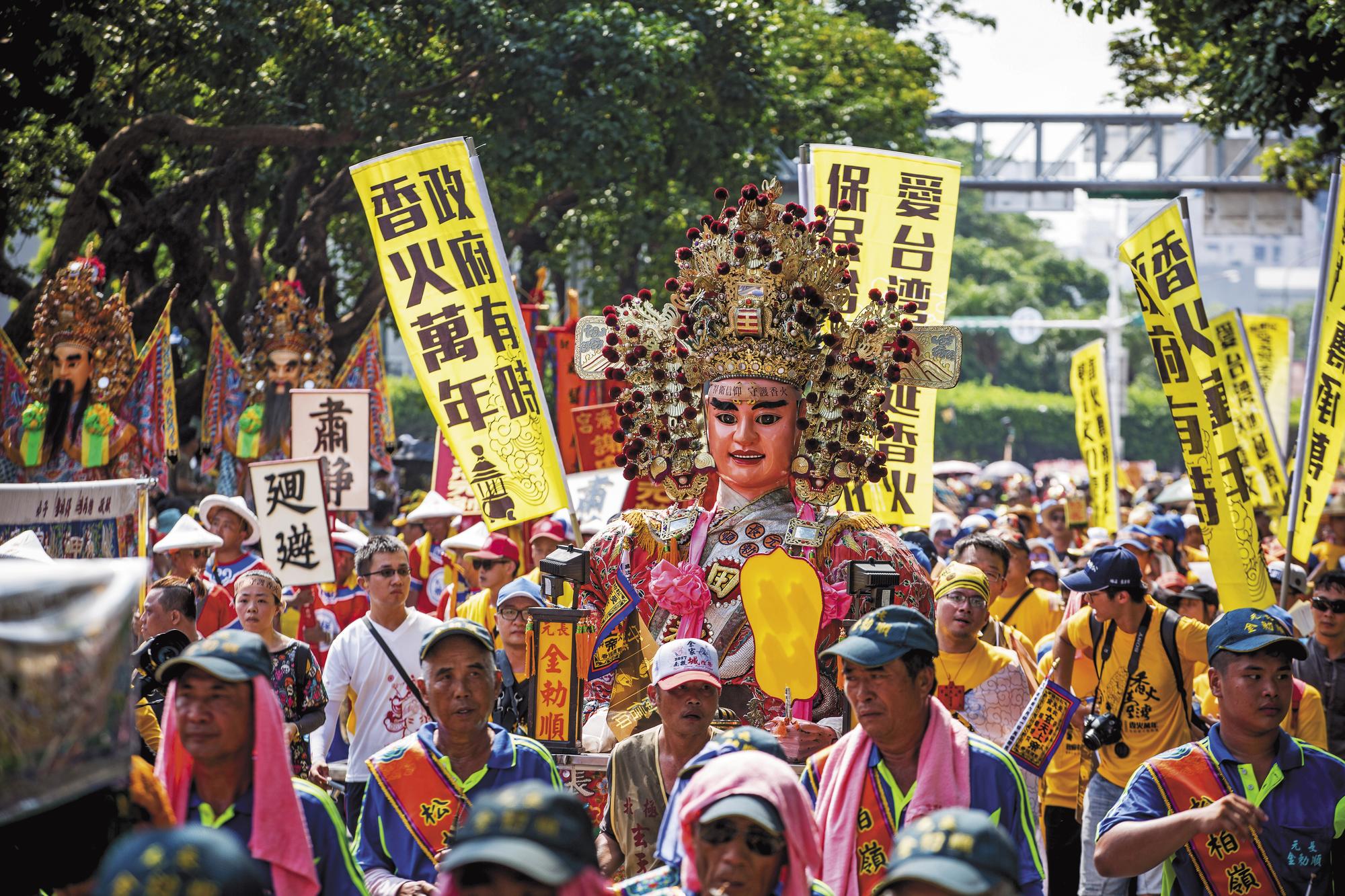 環保署推動宮廟減香,網路卻謠傳為蔡政府要全面滅香,引發中南部宮廟串連北上表達反滅香訴求。