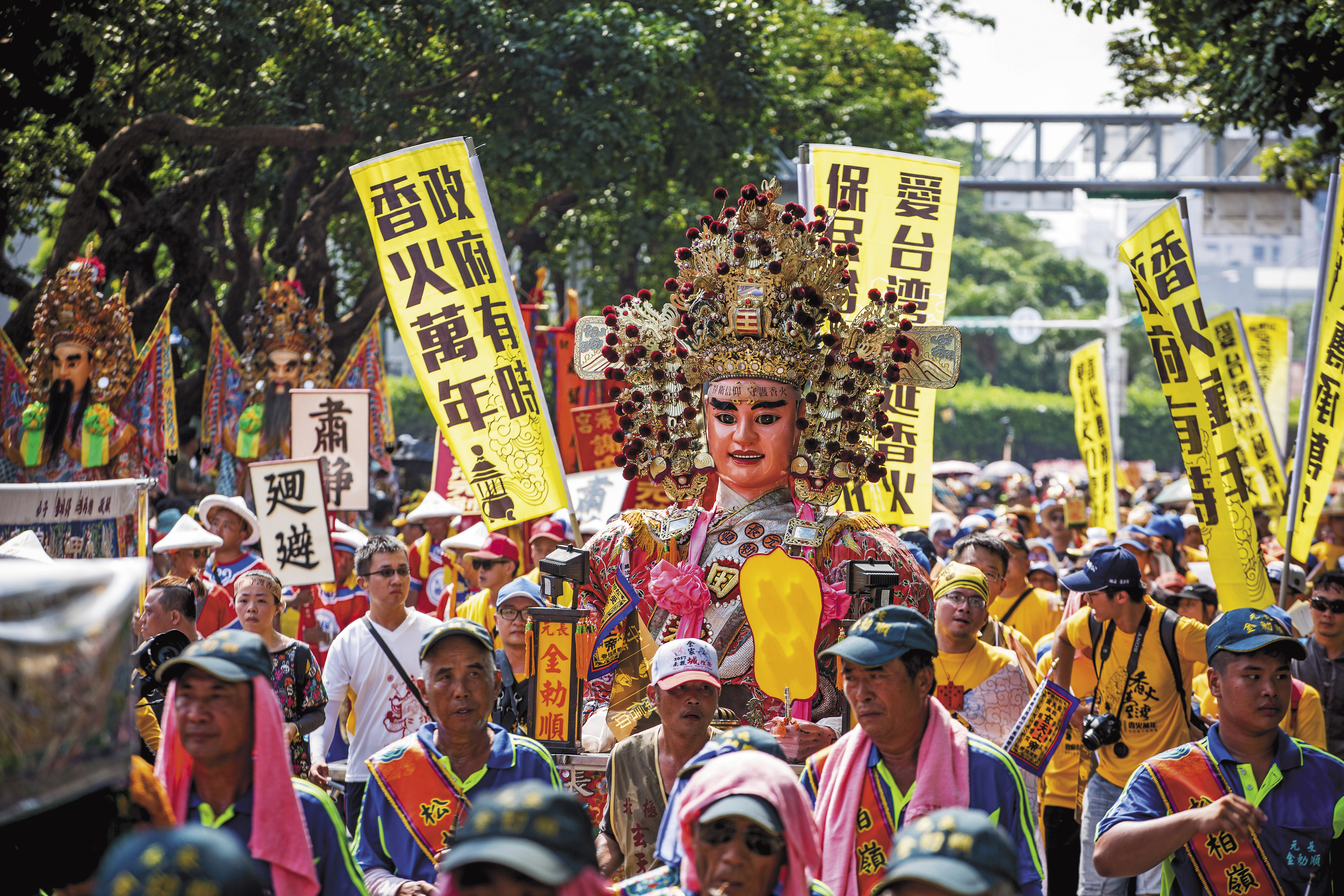 環保署推動宮廟減香，網路卻謠傳為蔡政府要全面滅香，引發中南部宮廟串連北上表達反滅香訴求。