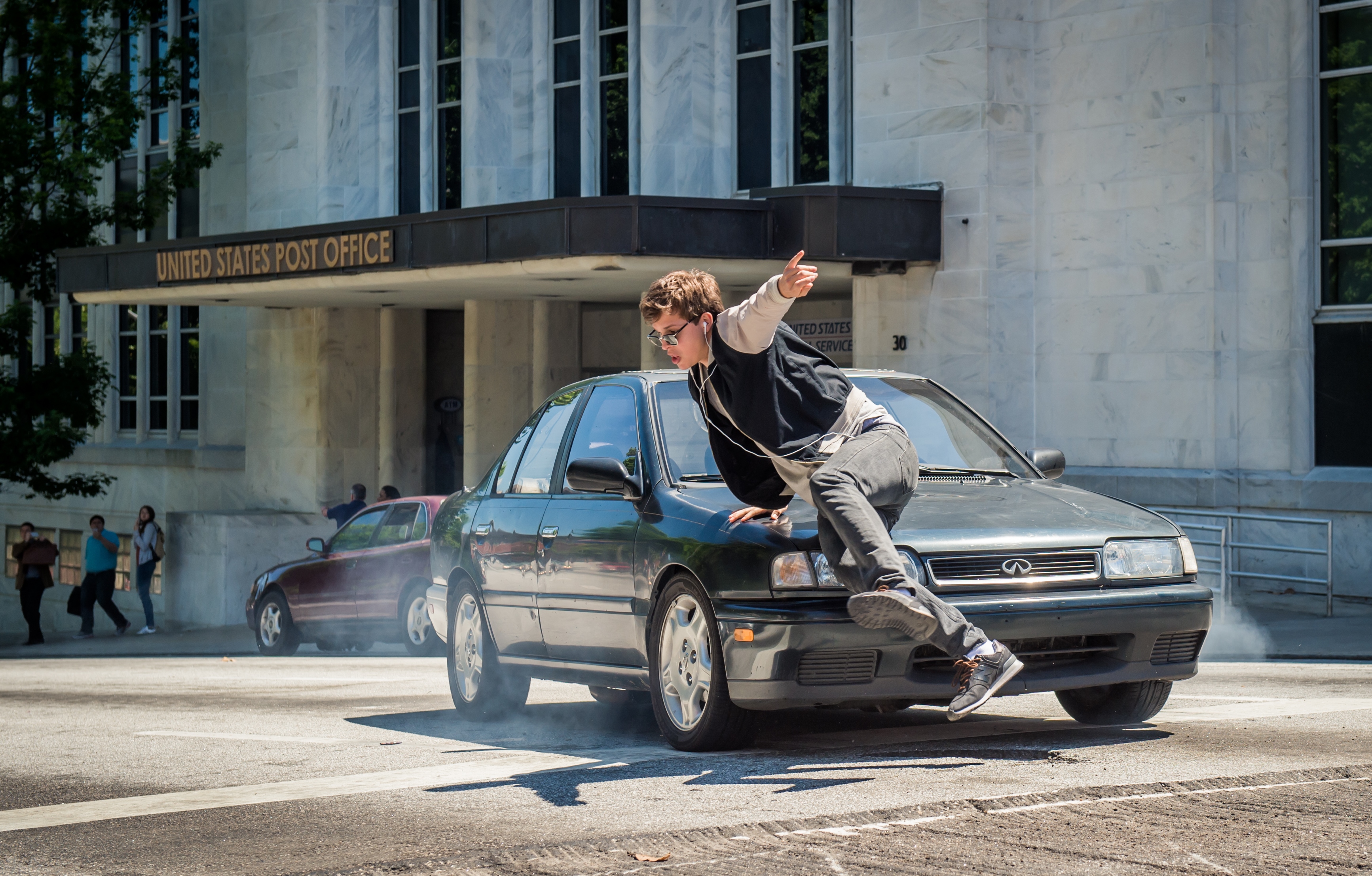 以文藝片起家的安索艾格特，在片中不僅飛車還有多場動作戲。