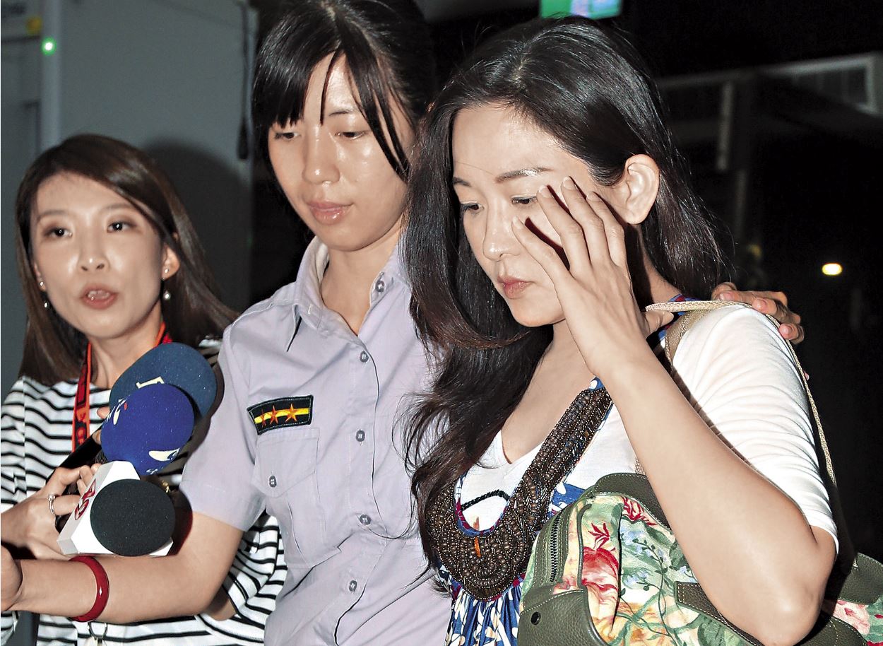 北檢20日2度傳喚蔡正元的妻子洪菱霙（圖）出庭，安排夫妻倆當庭對質。