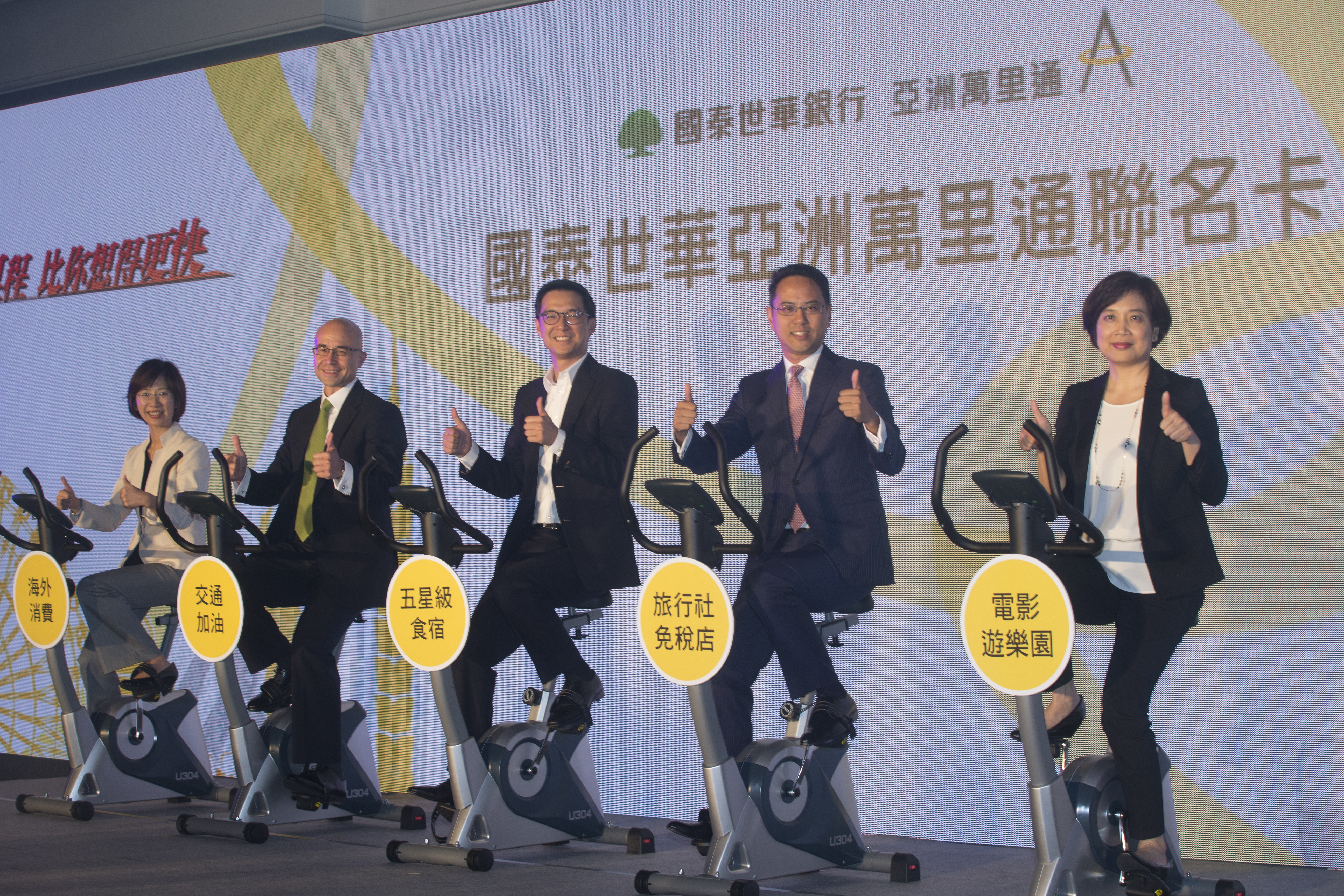 蔡宗翰(中)這幾年積極帶領國泰轉型，被外界形容是「戴著鋼盔往前衝」。(圖：今周刊提供)