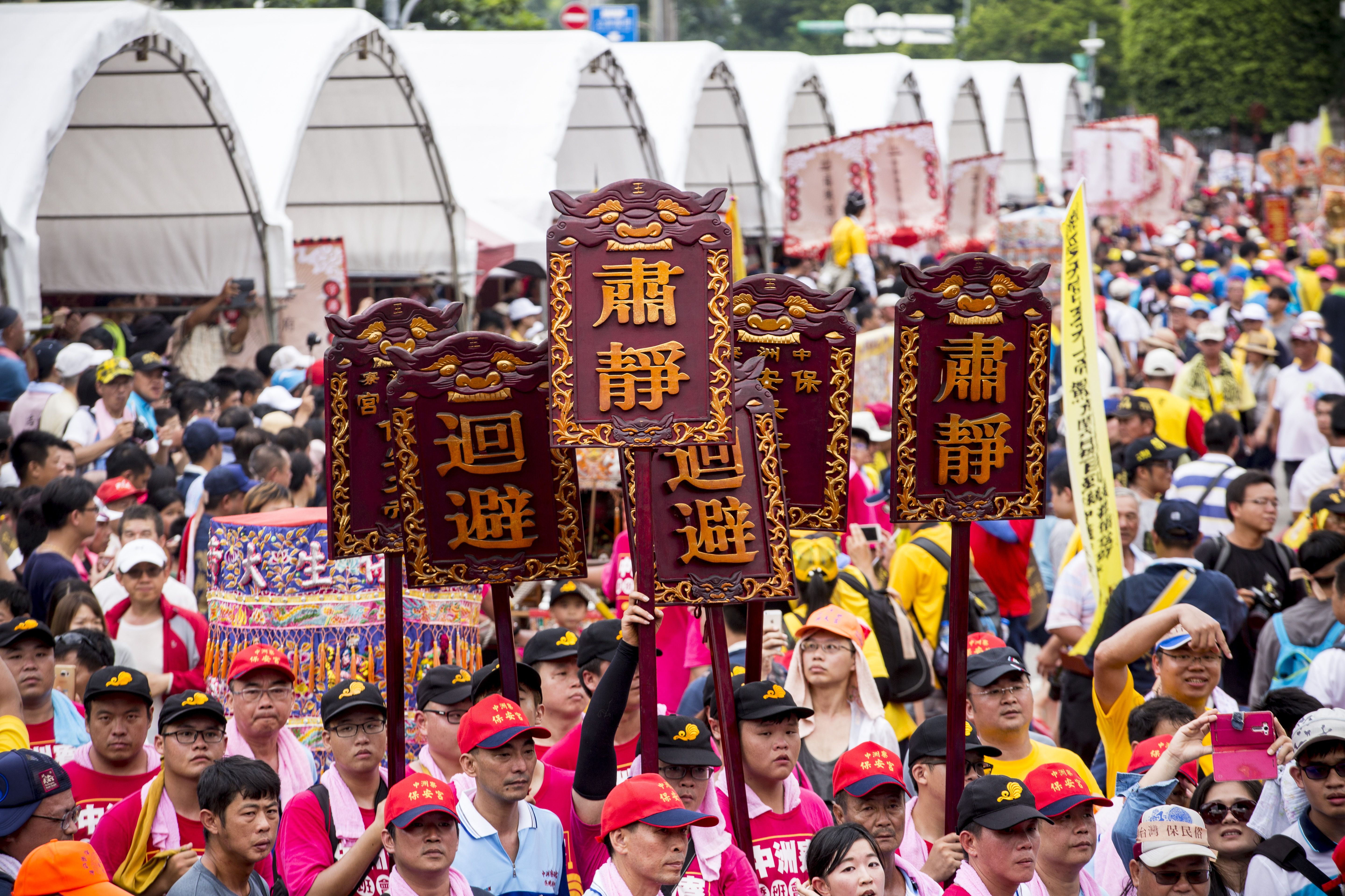 環保署推動宮廟減香，網路卻謠傳為蔡政府要全面滅香，引發中南部宮廟串連北上表達反滅香訴求。