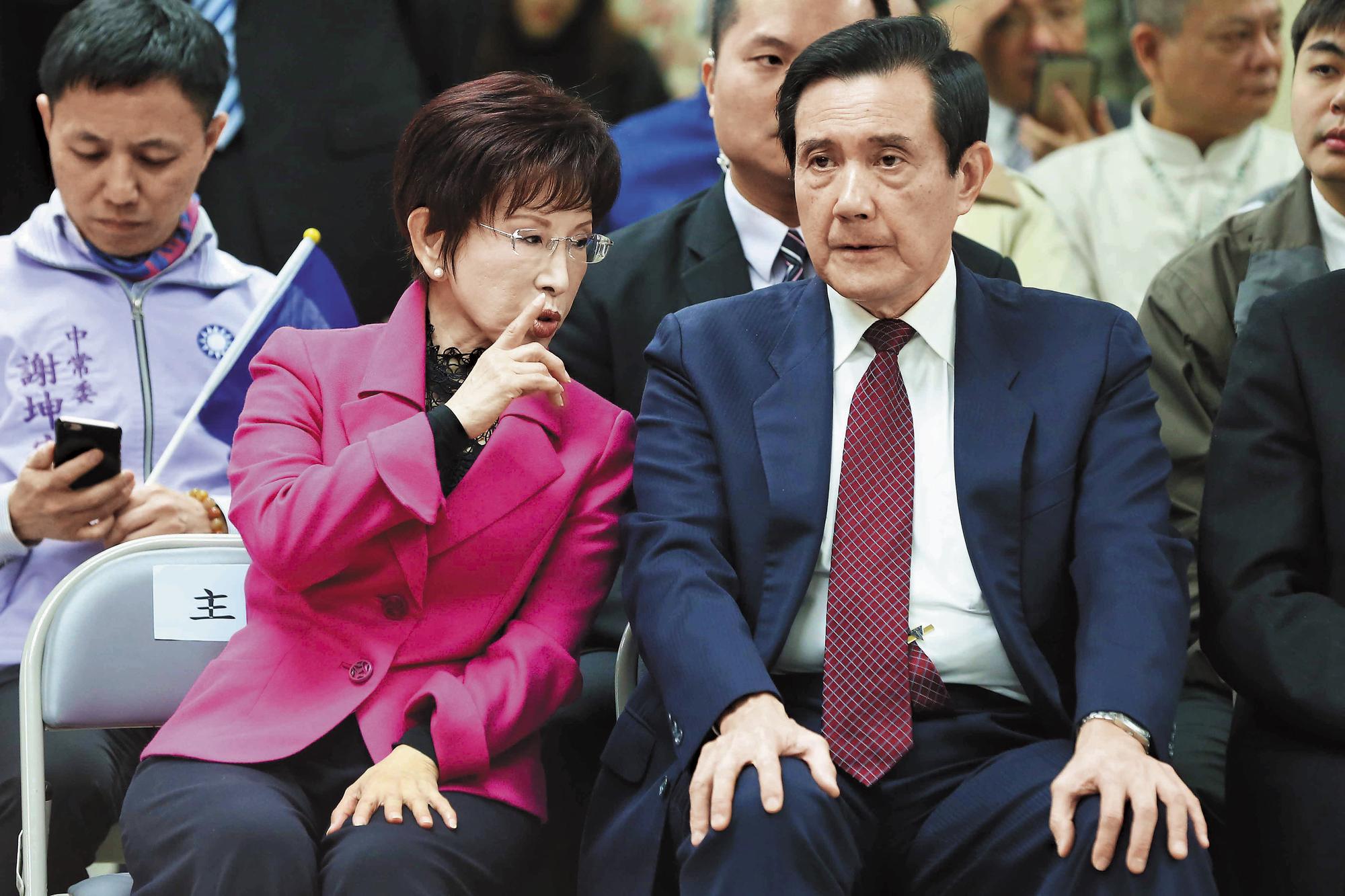馬英九（右）在國民黨黨主席任內賣掉中影，隨著檢方收押前立委蔡正元，讓他涉賤賣黨產情節升高。