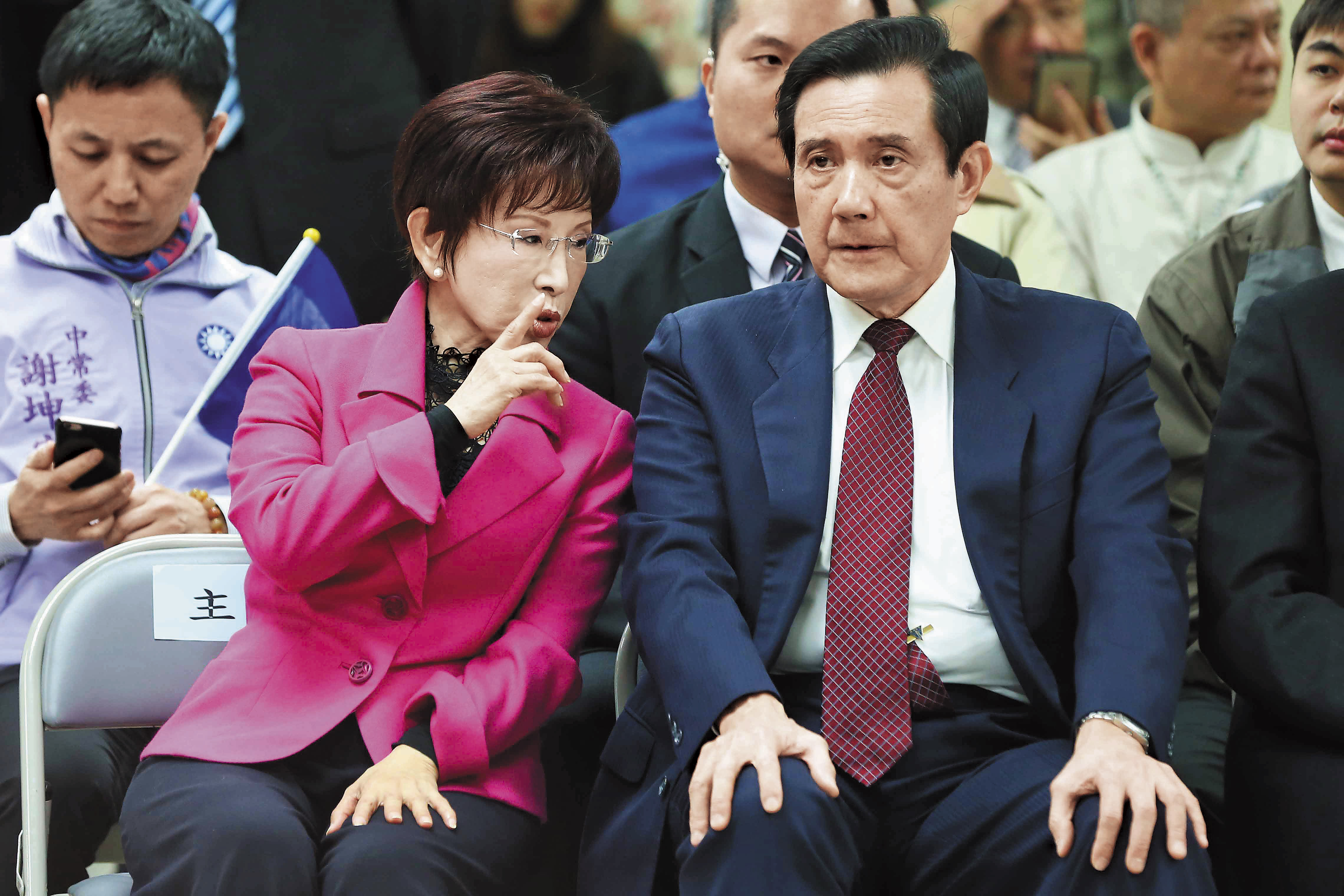 馬英九（右）在國民黨黨主席任內賣掉中影，隨著檢方收押前立委蔡正元，讓他涉賤賣黨產情節升高。