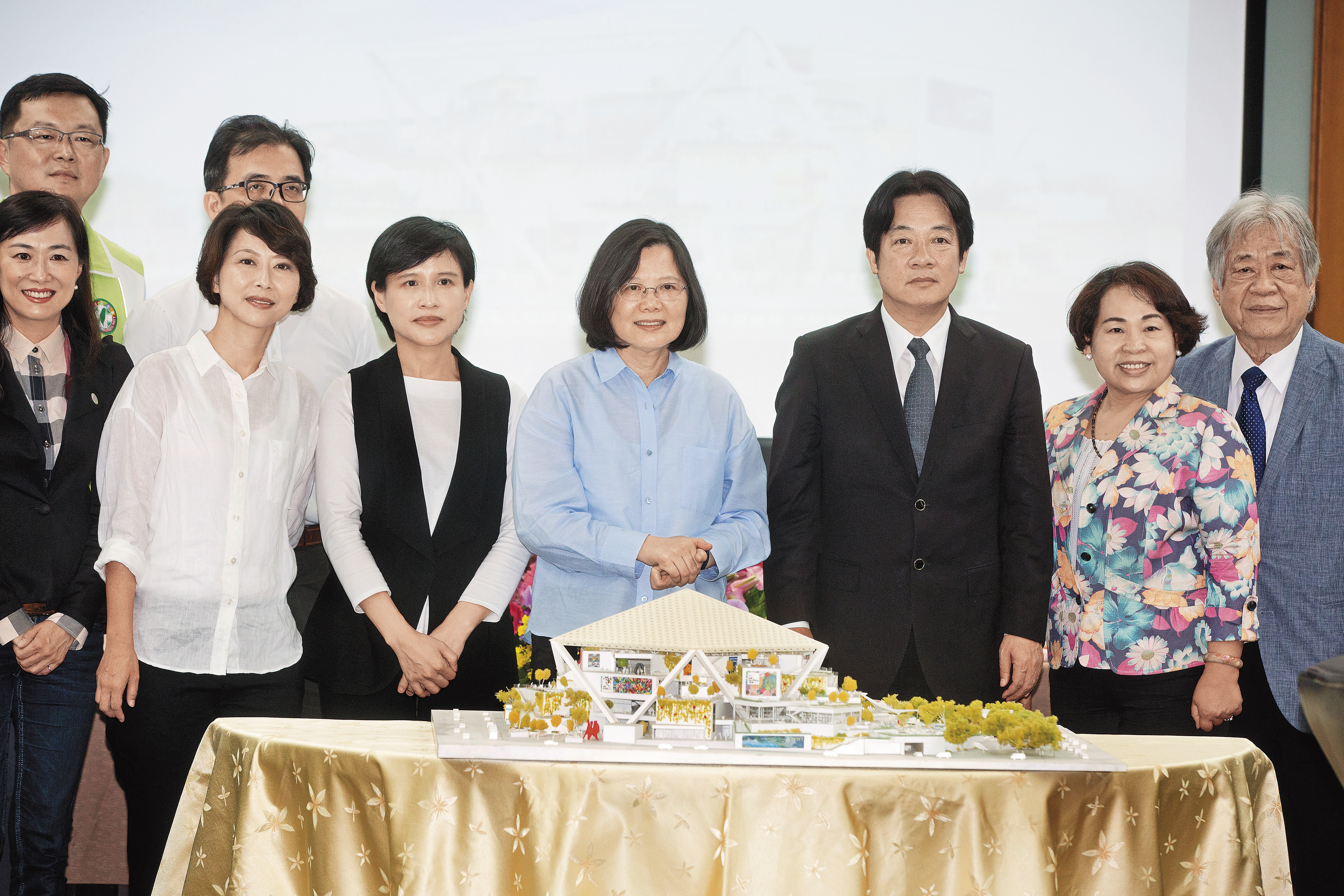 賴清德明年市長任期屆滿,立委陳亭妃爭取市長初選提名出線,仍需與黨內競爭者有一番廝殺。