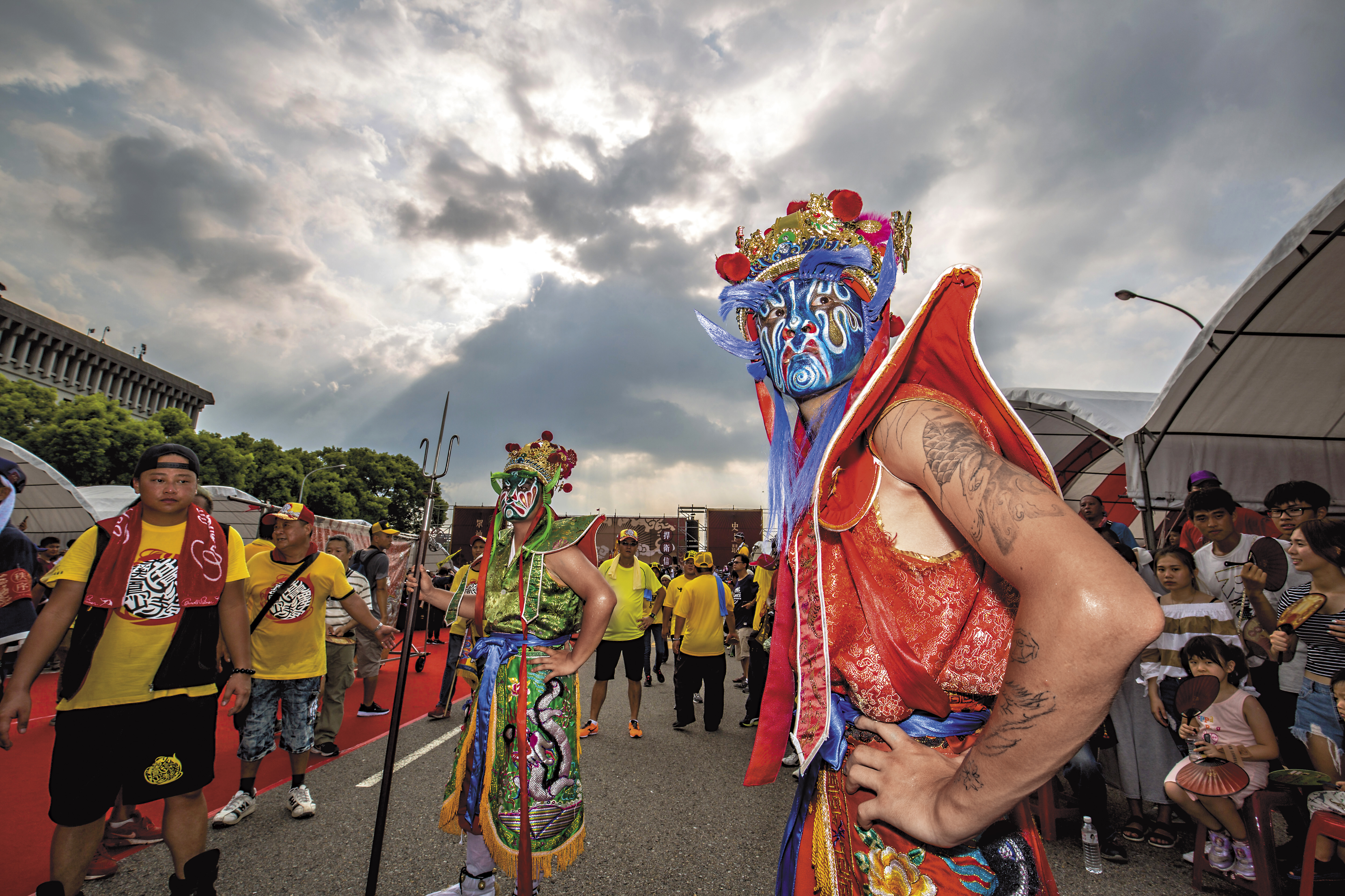 北港武德宮串聯超過百所宮廟北上遊行，但經過綠營全力滅火，活動訴求改為守護香火。