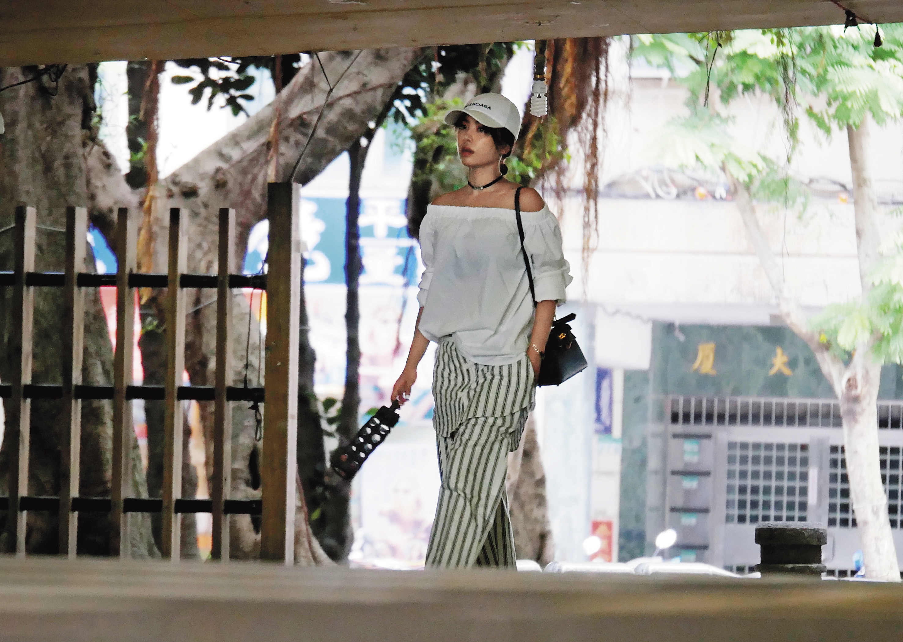 仔細一看，蔡依林一個小瓶不離身，看來裡頭裝的汁液非常重要，讓她必須隨身帶著走。