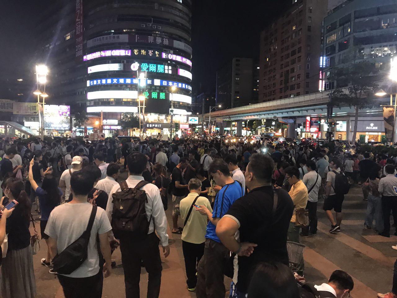 傳奇寶可夢限時出沒，台北市東區湧現抓寶人潮。（攝影∣段子薇）