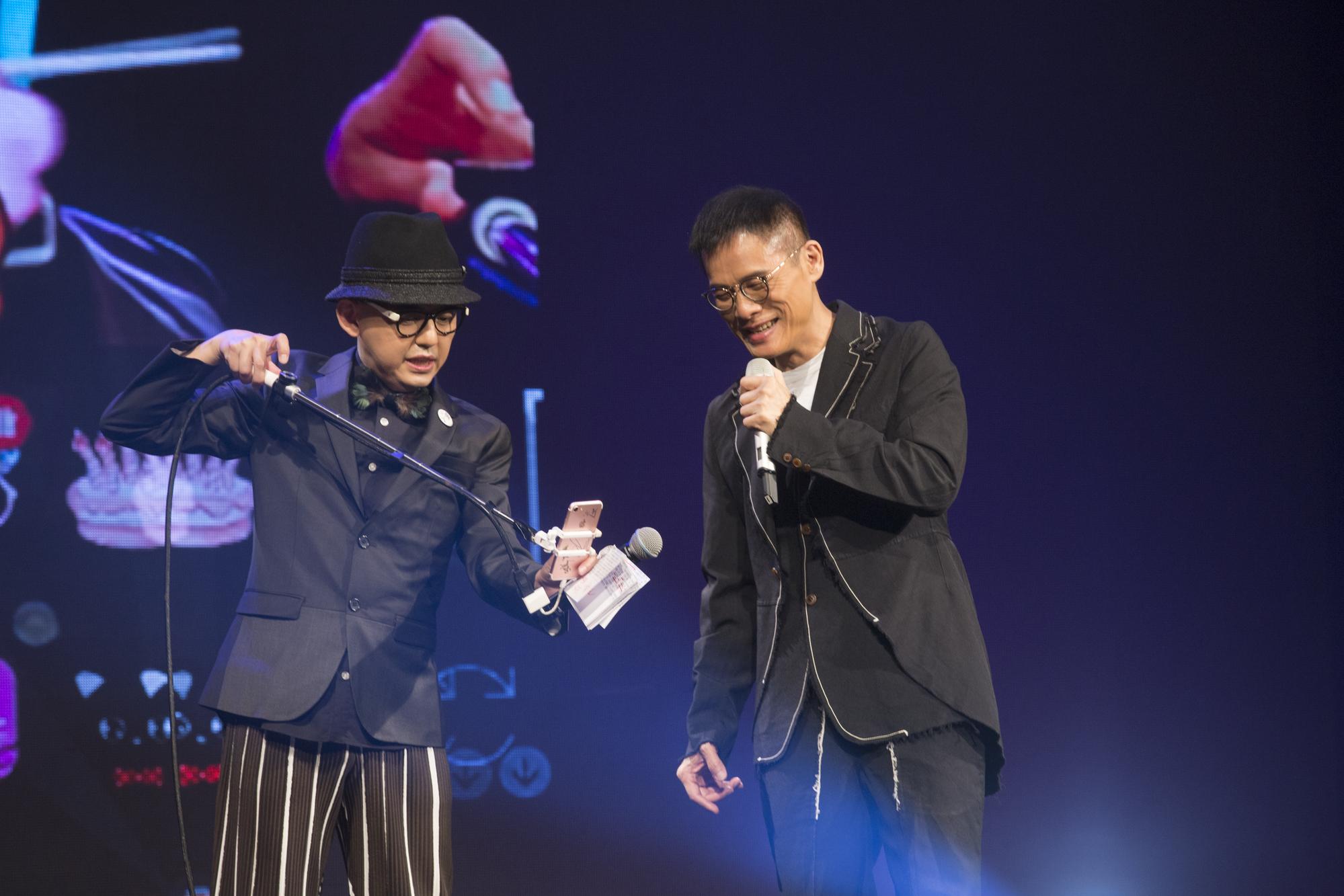 羅大佑跟黃子佼玩自拍，逗樂現場媒體。