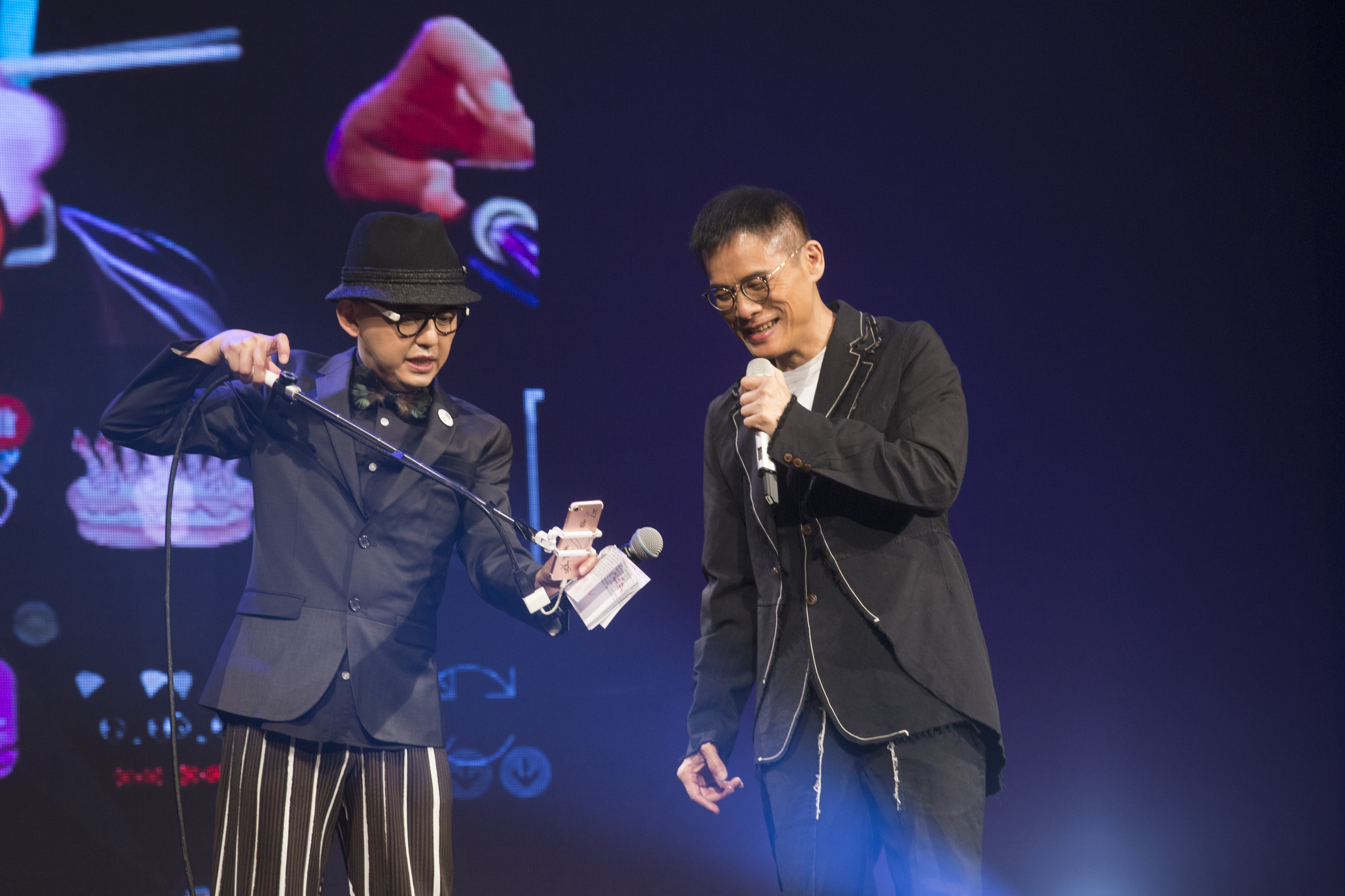 羅大佑跟黃子佼玩自拍，逗樂現場媒體。